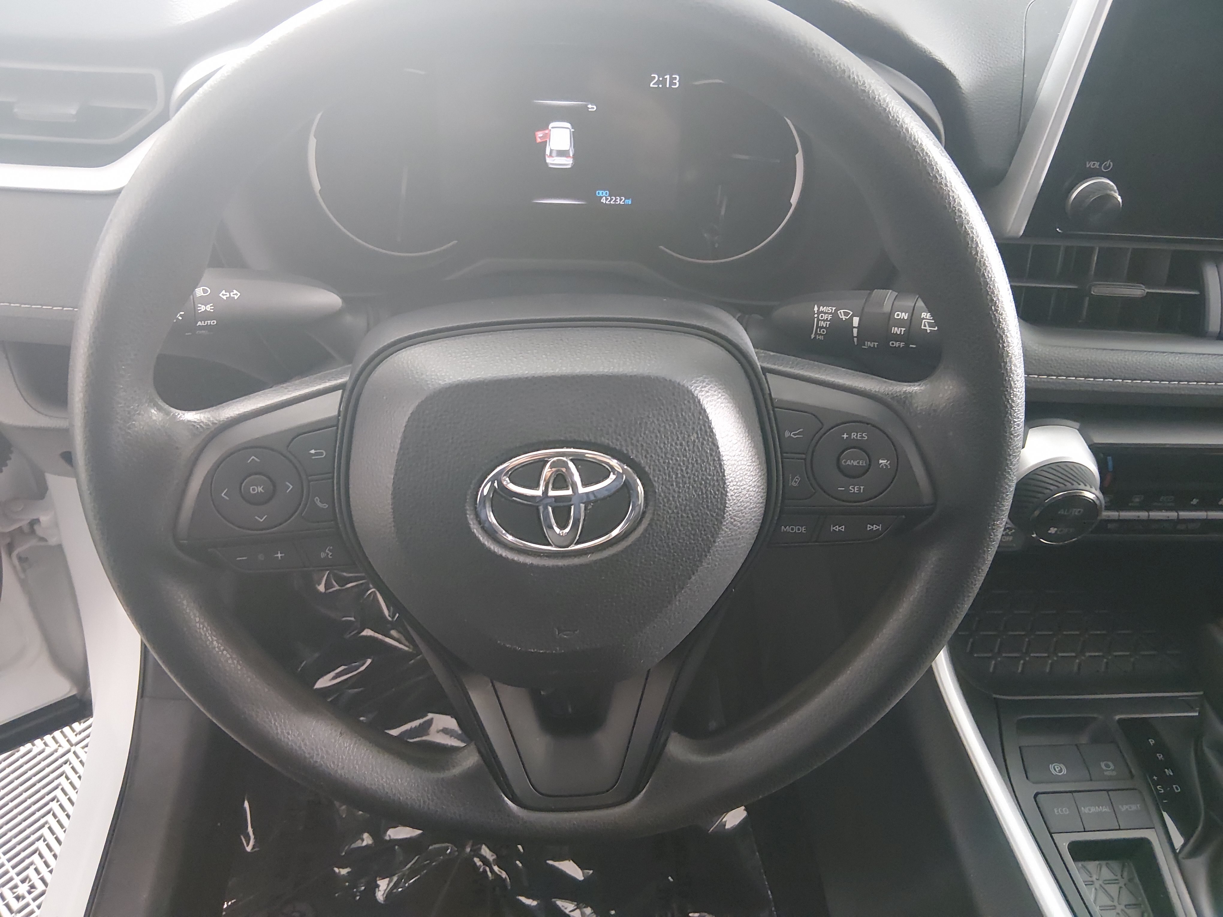 2024 Toyota RAV4 XLE - Photo 12