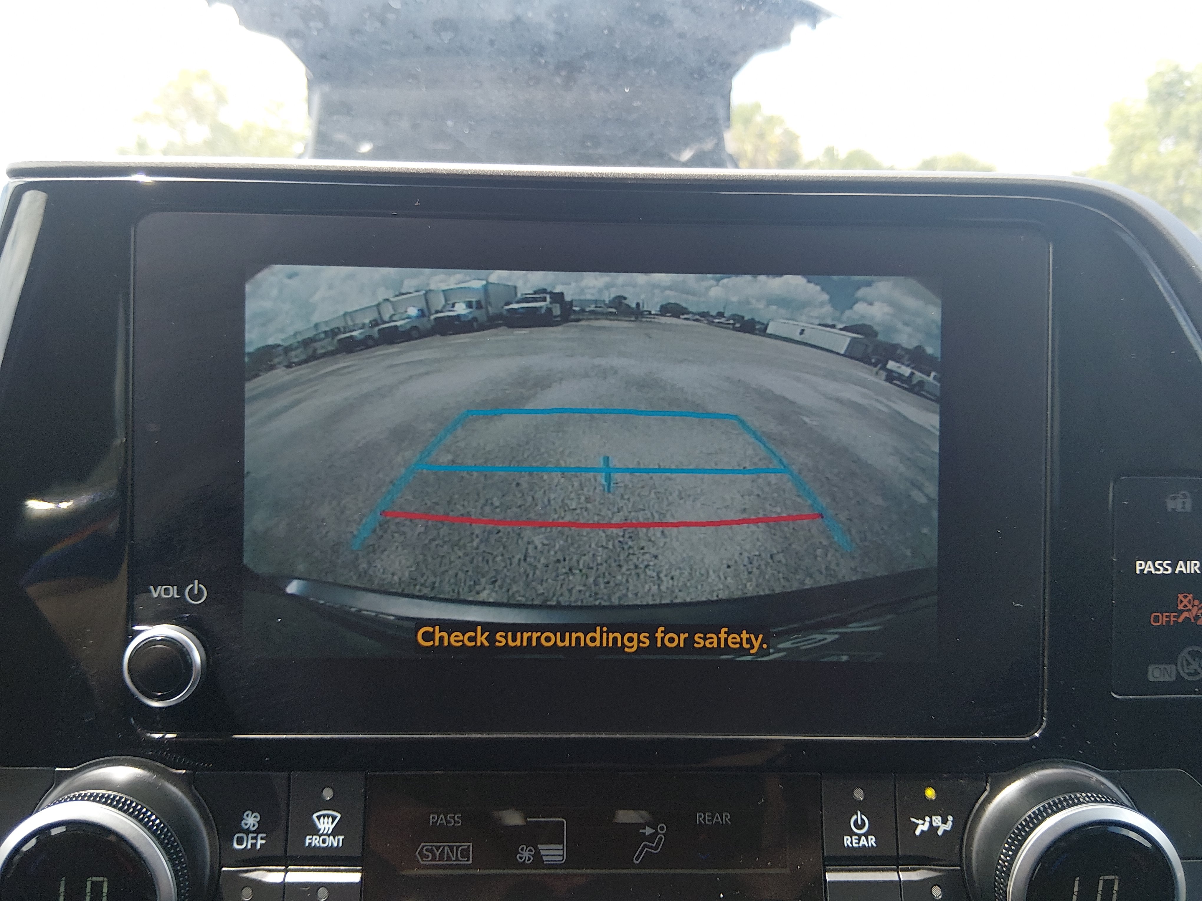 2025 Toyota Highlander LE - Photo 16