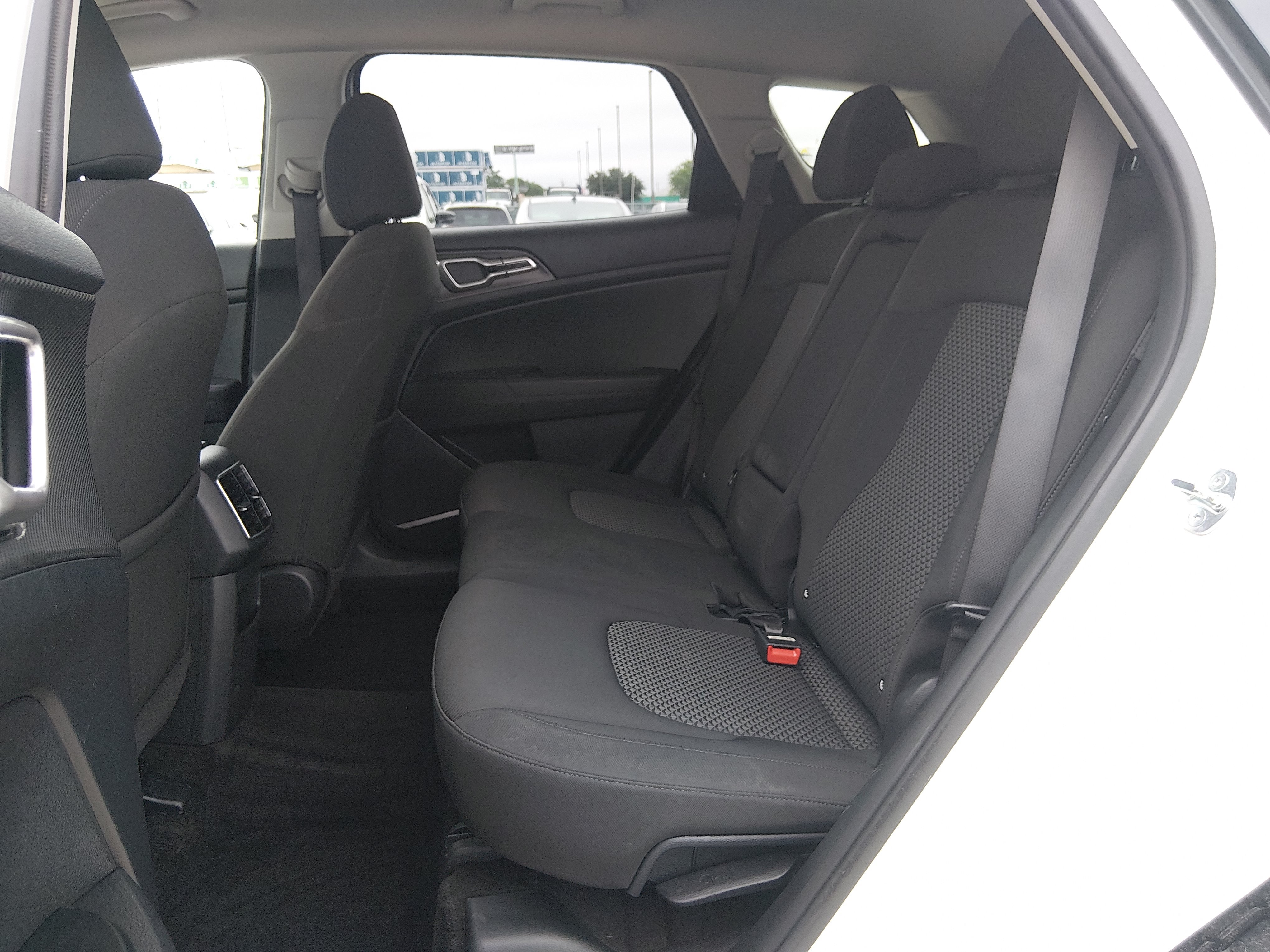 2024 Kia Sportage LX - Photo 13