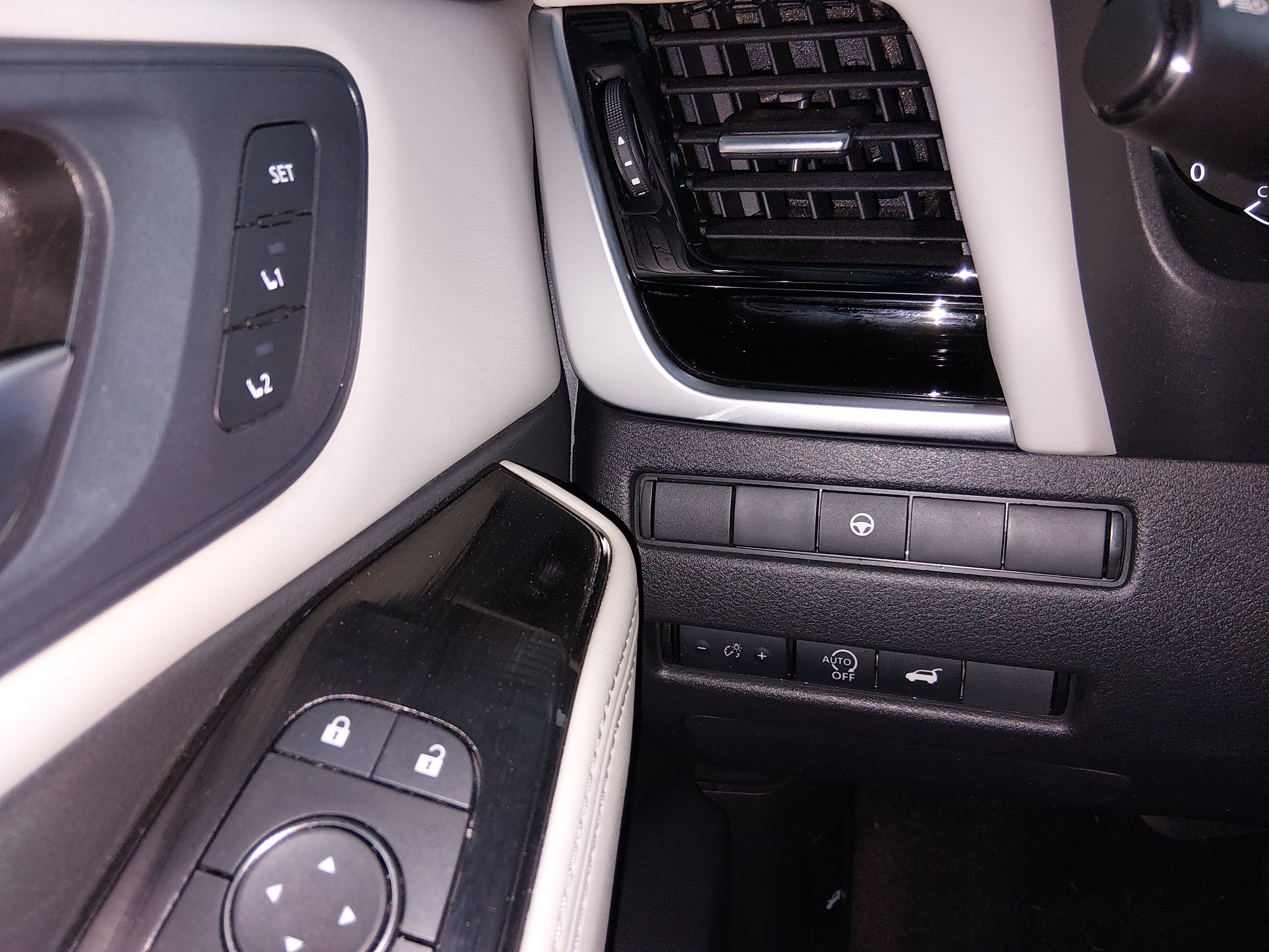 2023 Nissan Rogue SL - Photo 13
