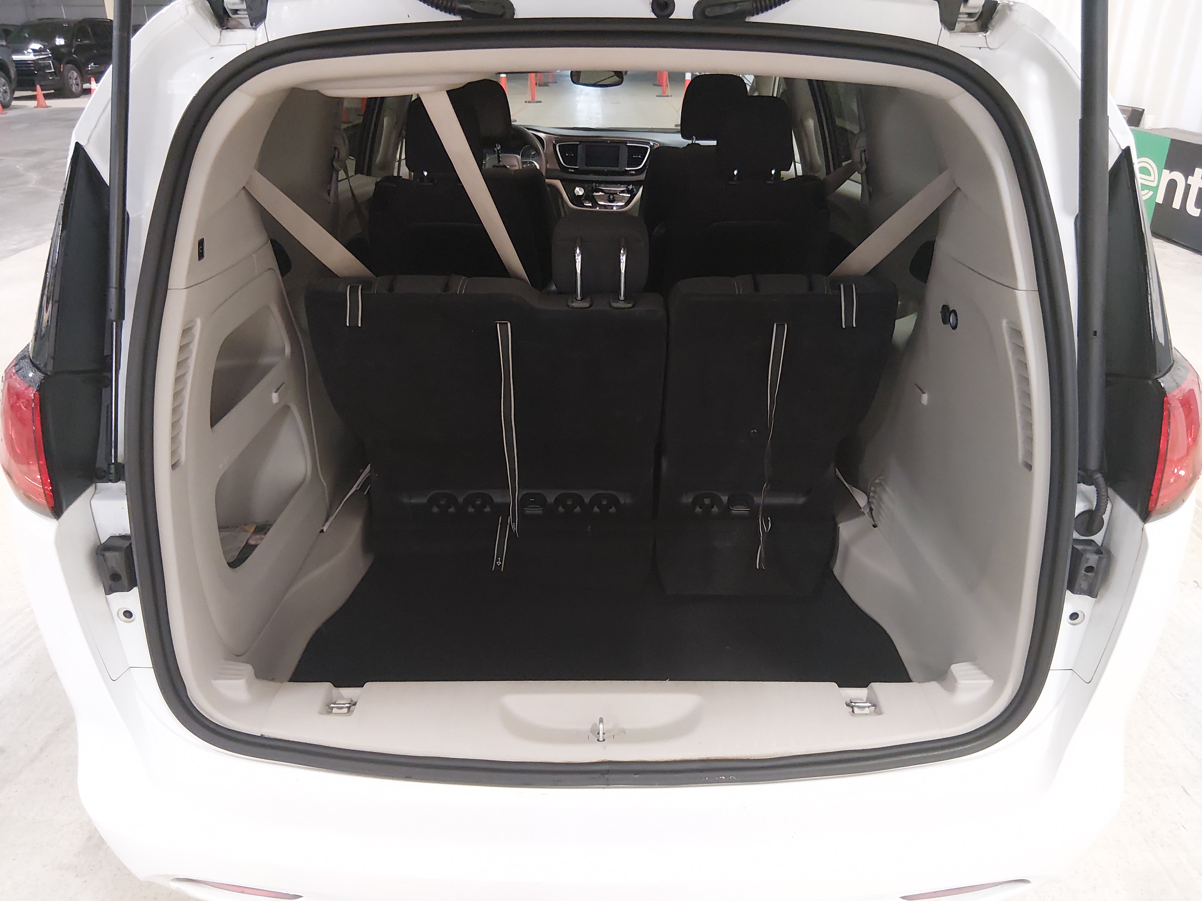 2024 Chrysler Voyager LX - Photo 11