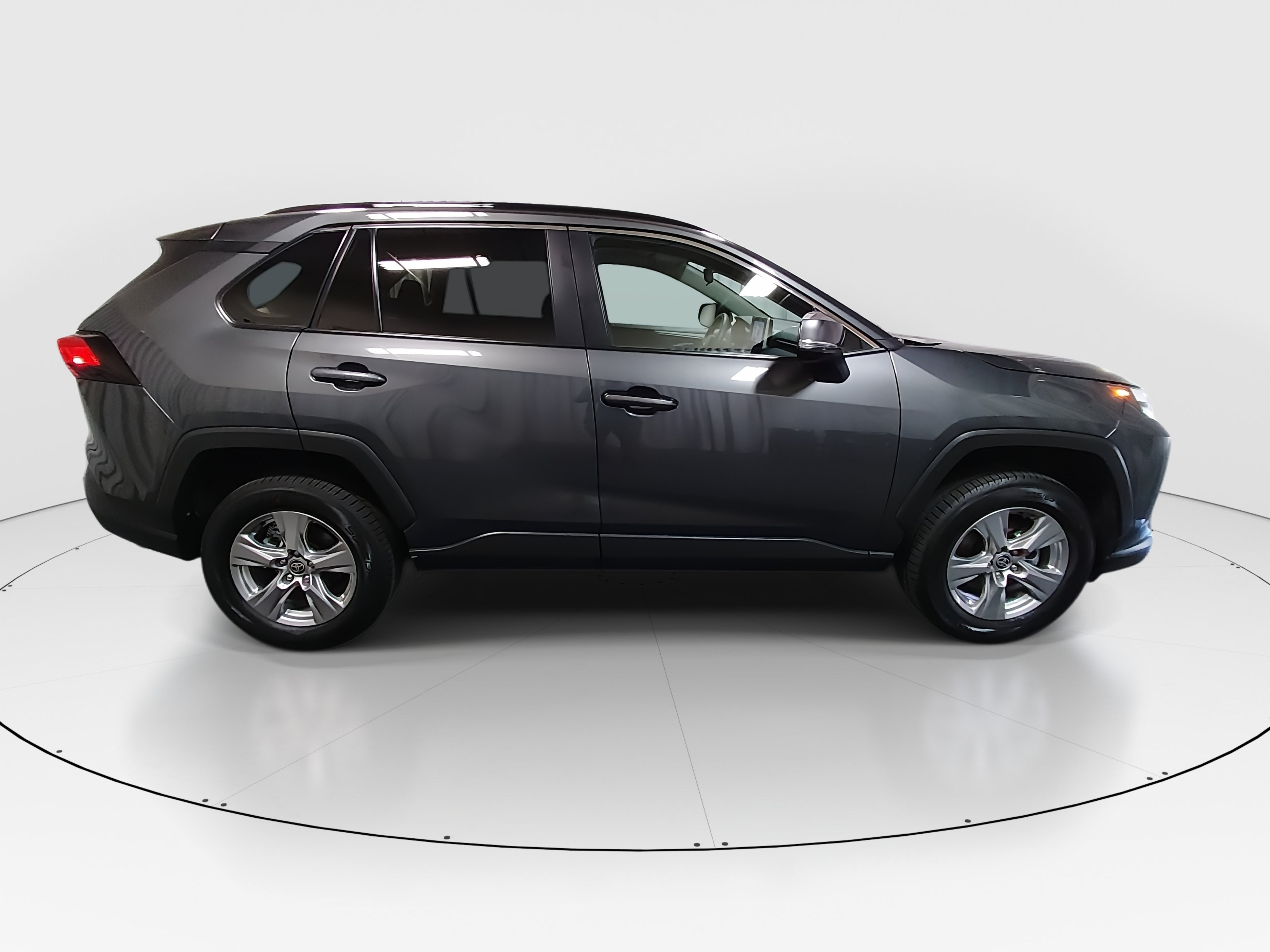 2025 Toyota RAV4 XLE - Photo 8