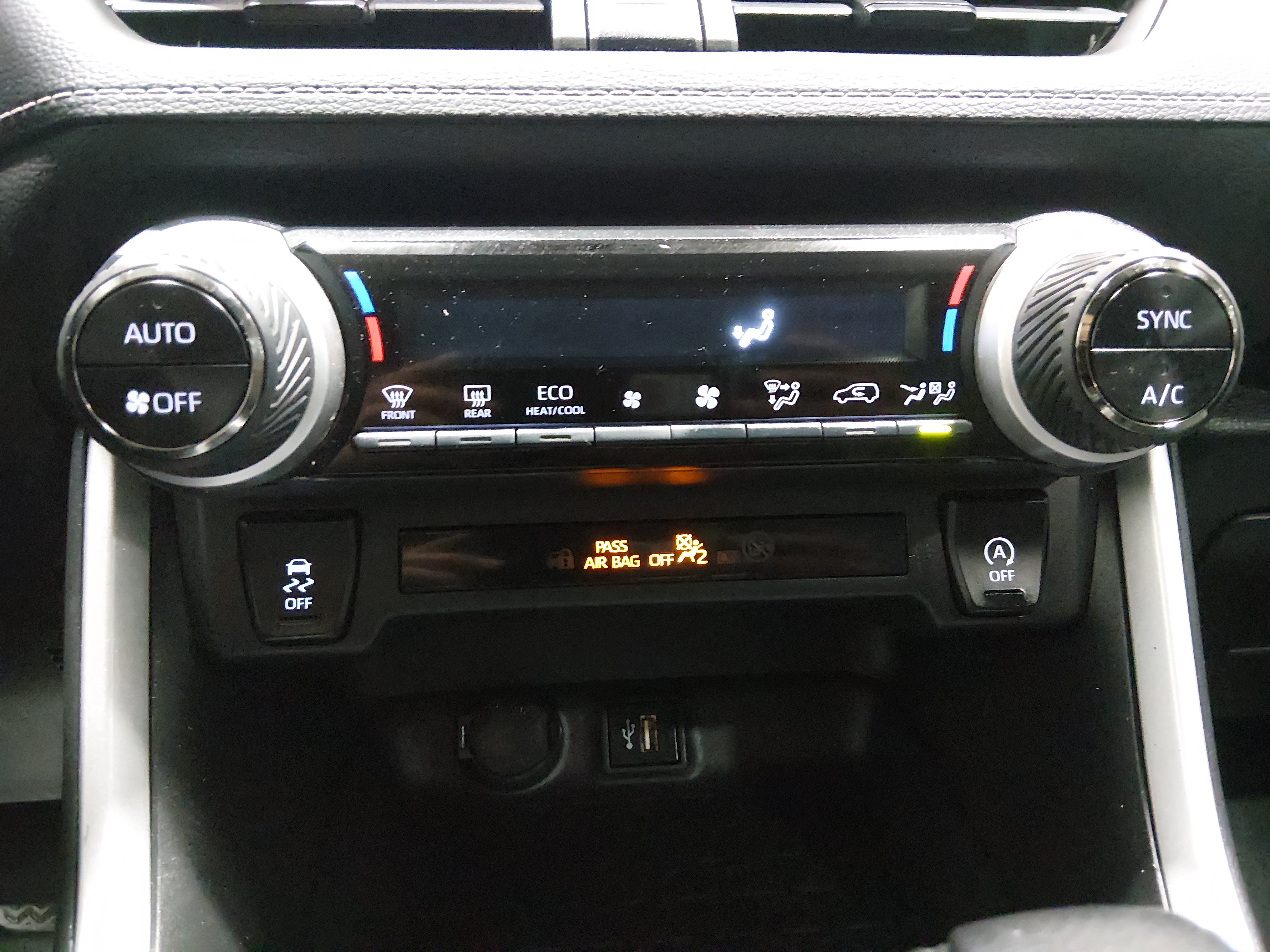 2024 Toyota RAV4 XLE - Photo 18