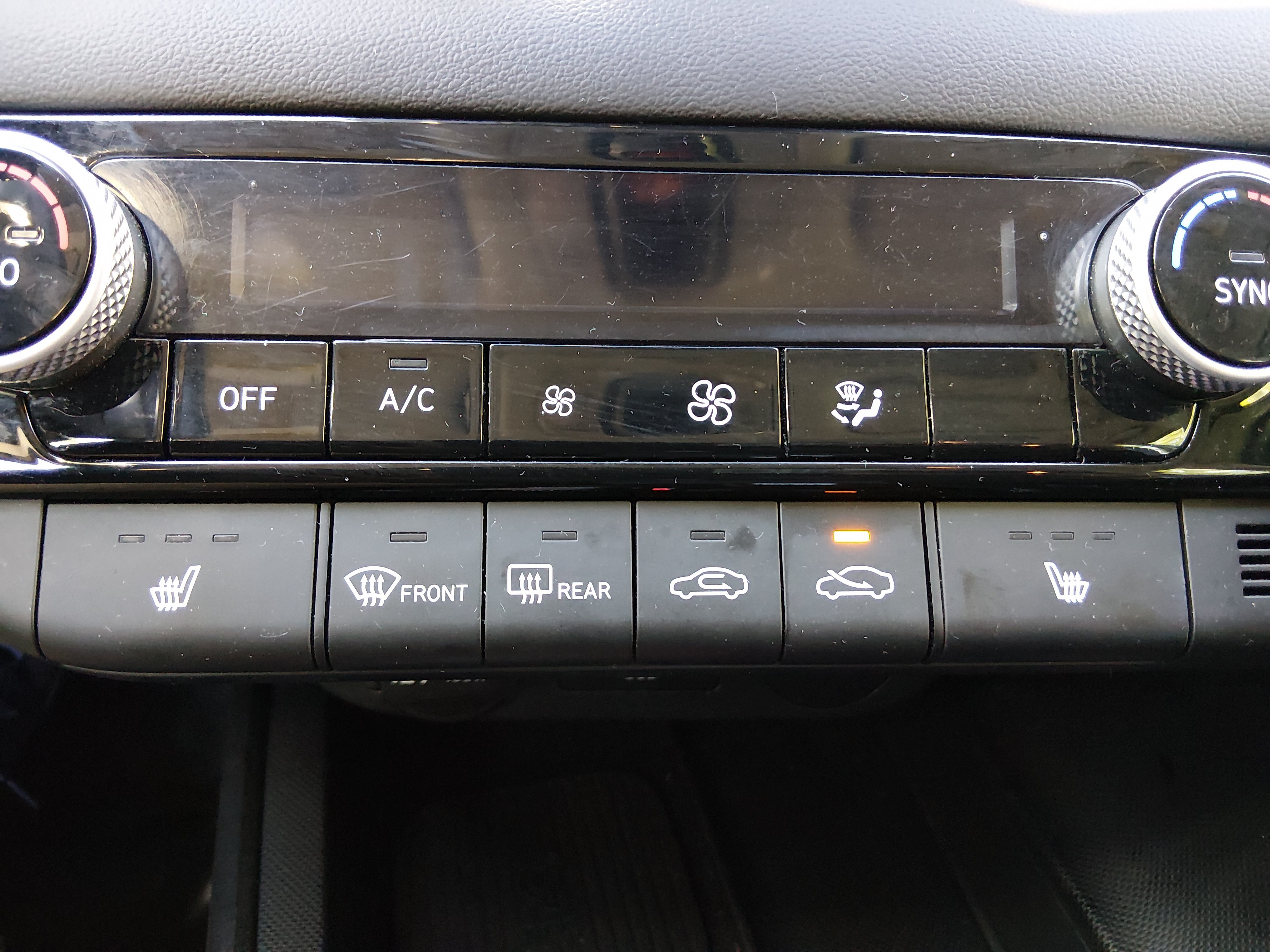 2024 Hyundai Elantra Limited - Photo 17