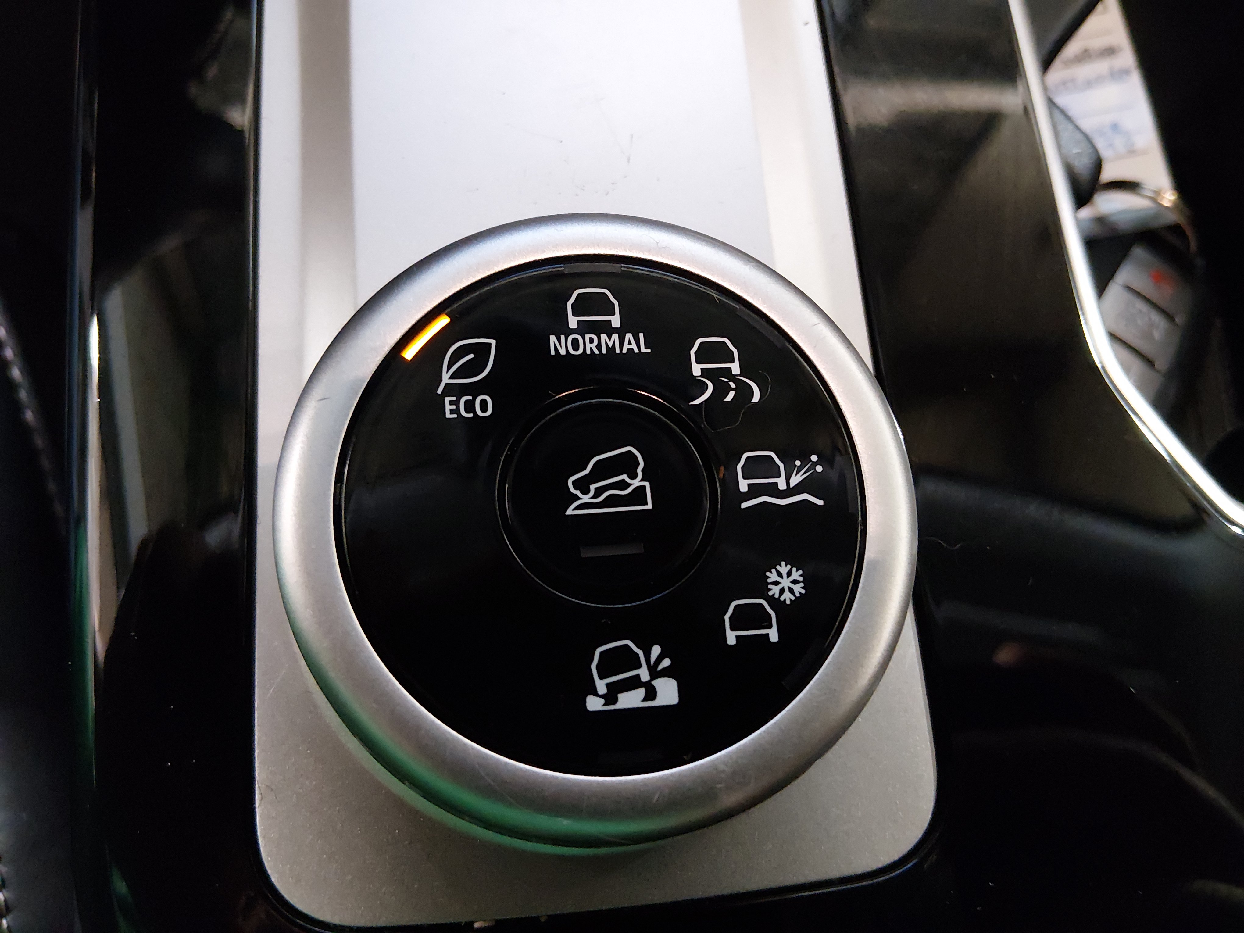 2025 Mitsubishi Outlander SE - Photo 22