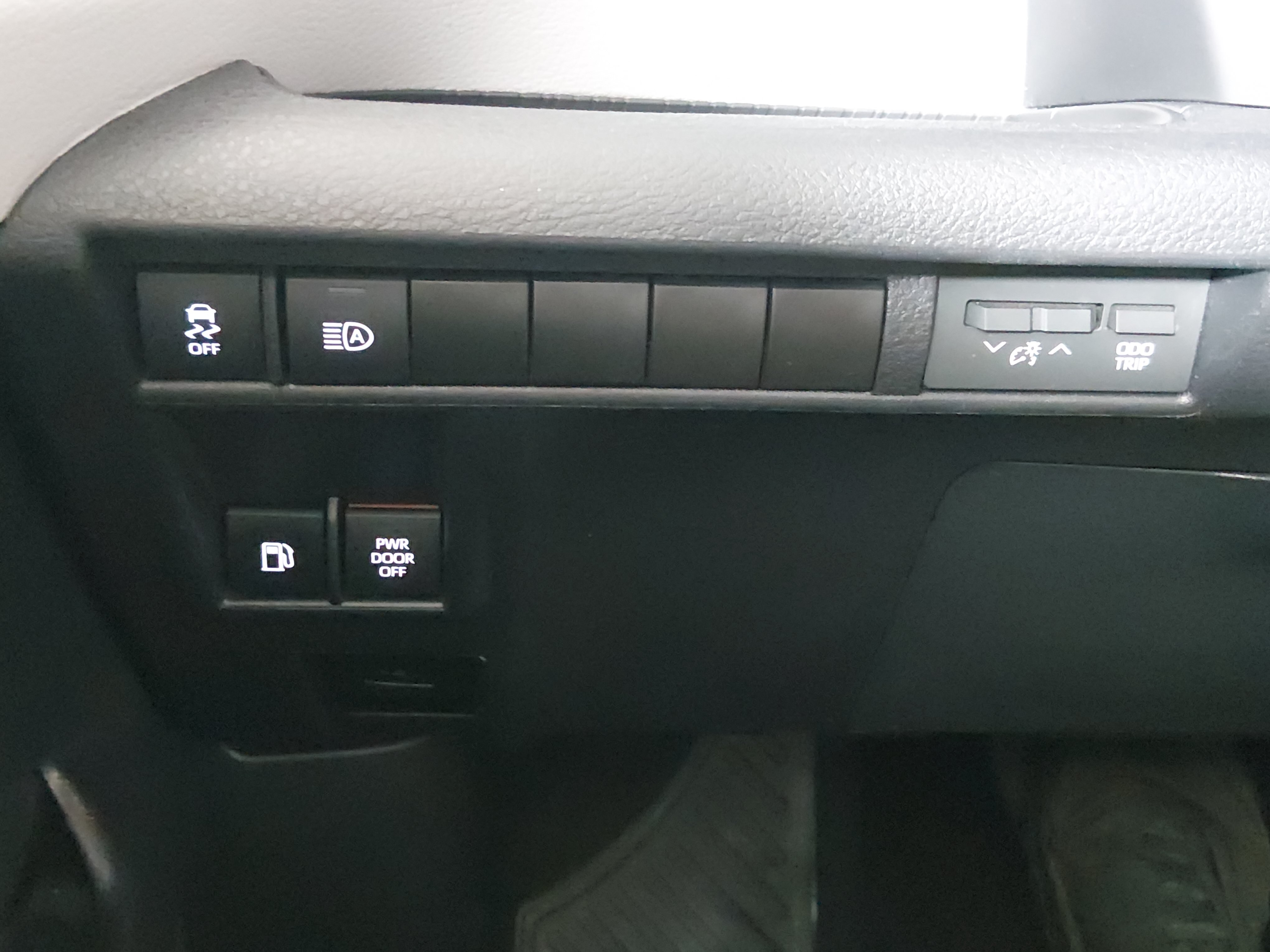 2025 Toyota Sienna XLE - Photo 13