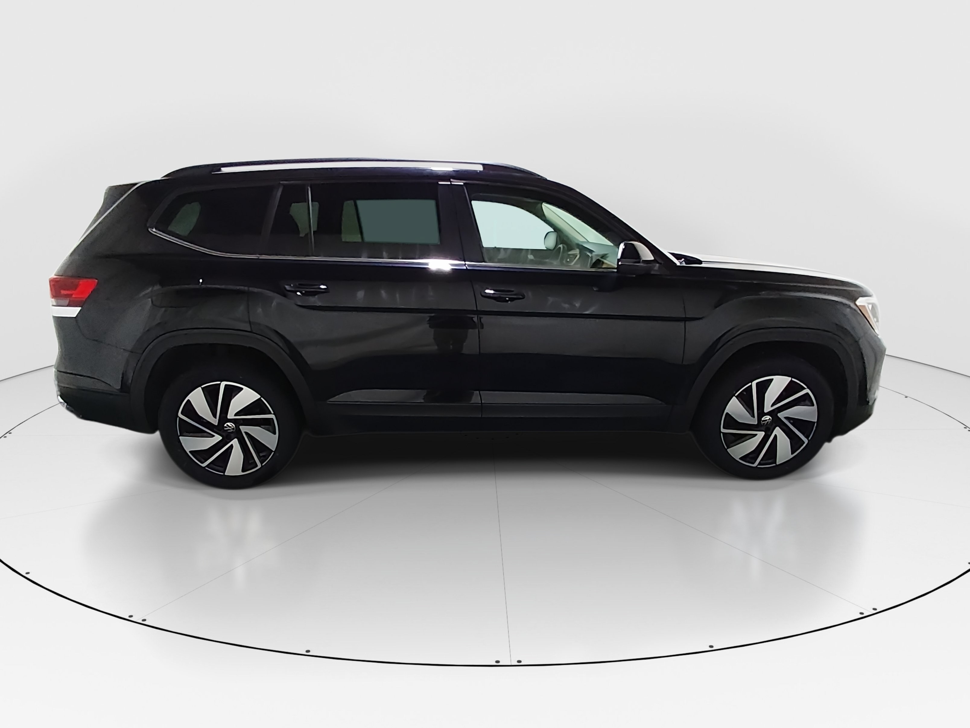 2025 Volkswagen Atlas SE w/Tech - Photo 8