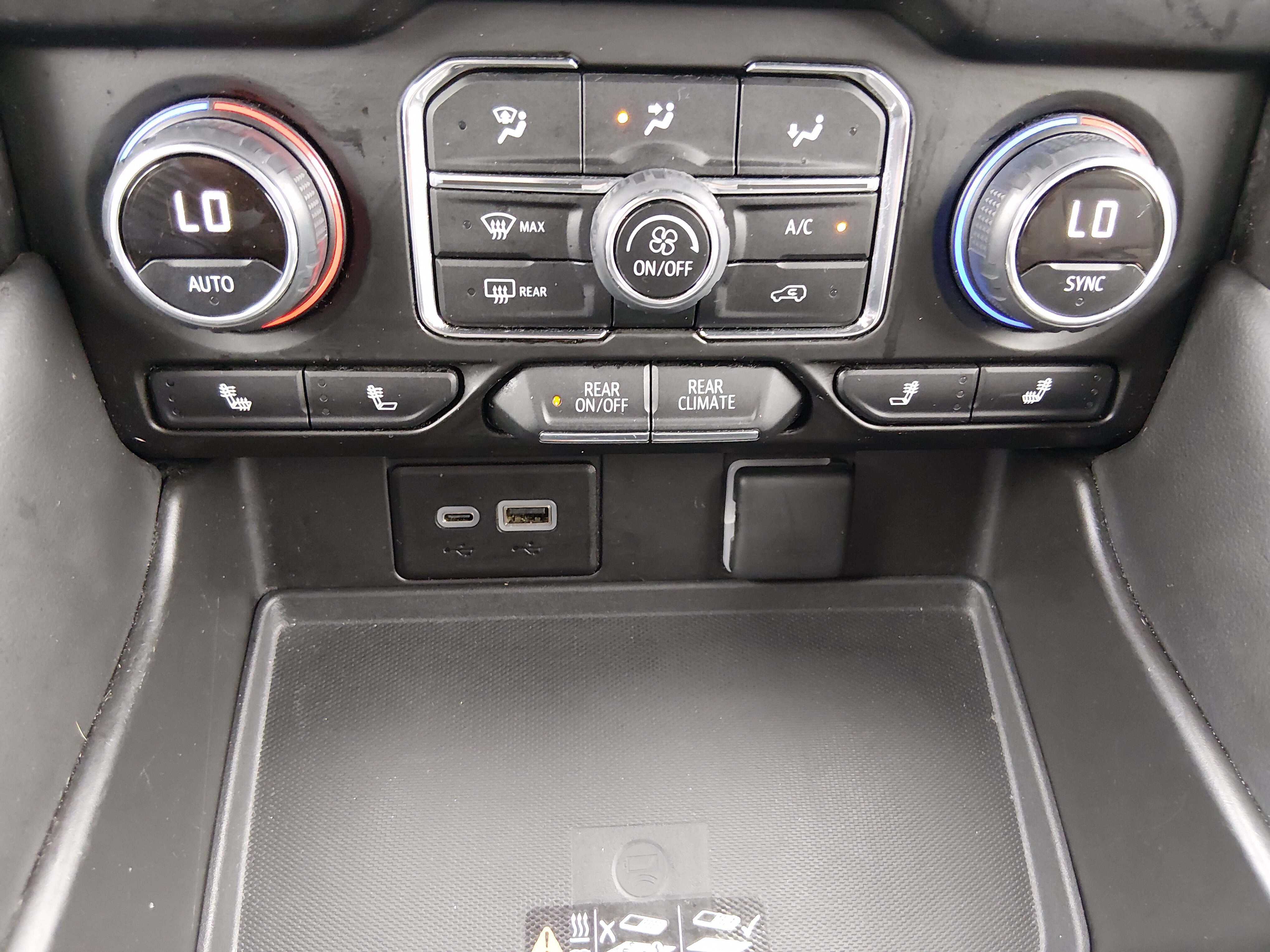 2024 Chevrolet Suburban LT - Photo 19