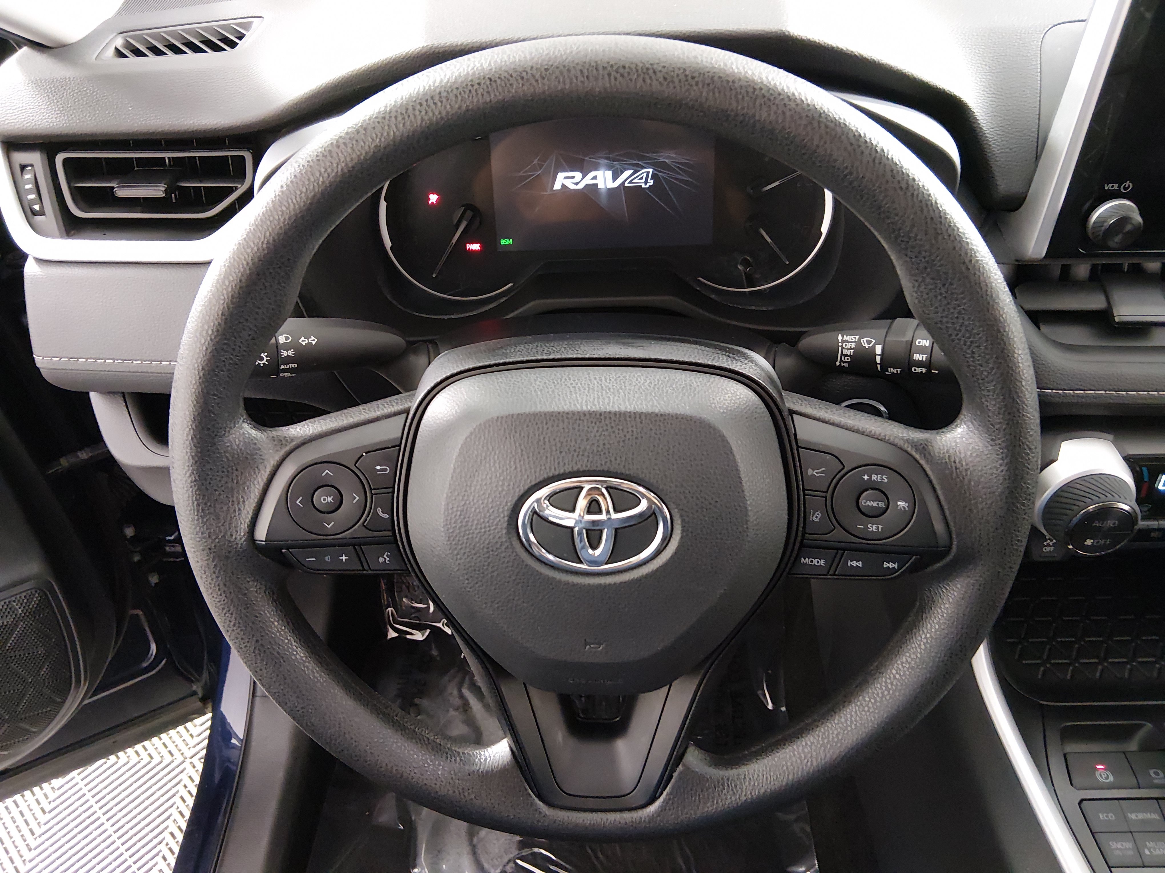 2025 Toyota RAV4 XLE - Photo 12