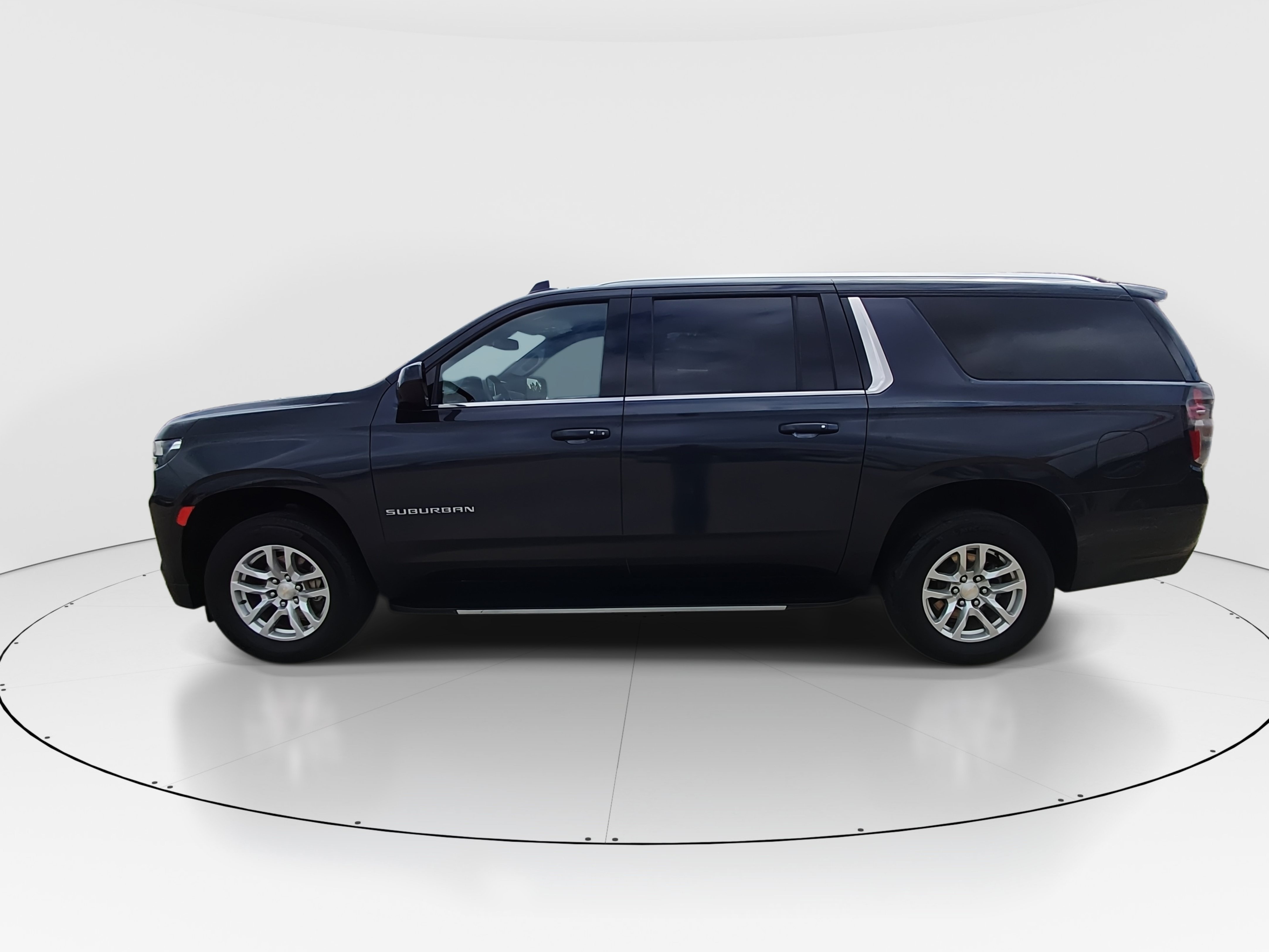 2024 Chevrolet Suburban LT - Photo 4