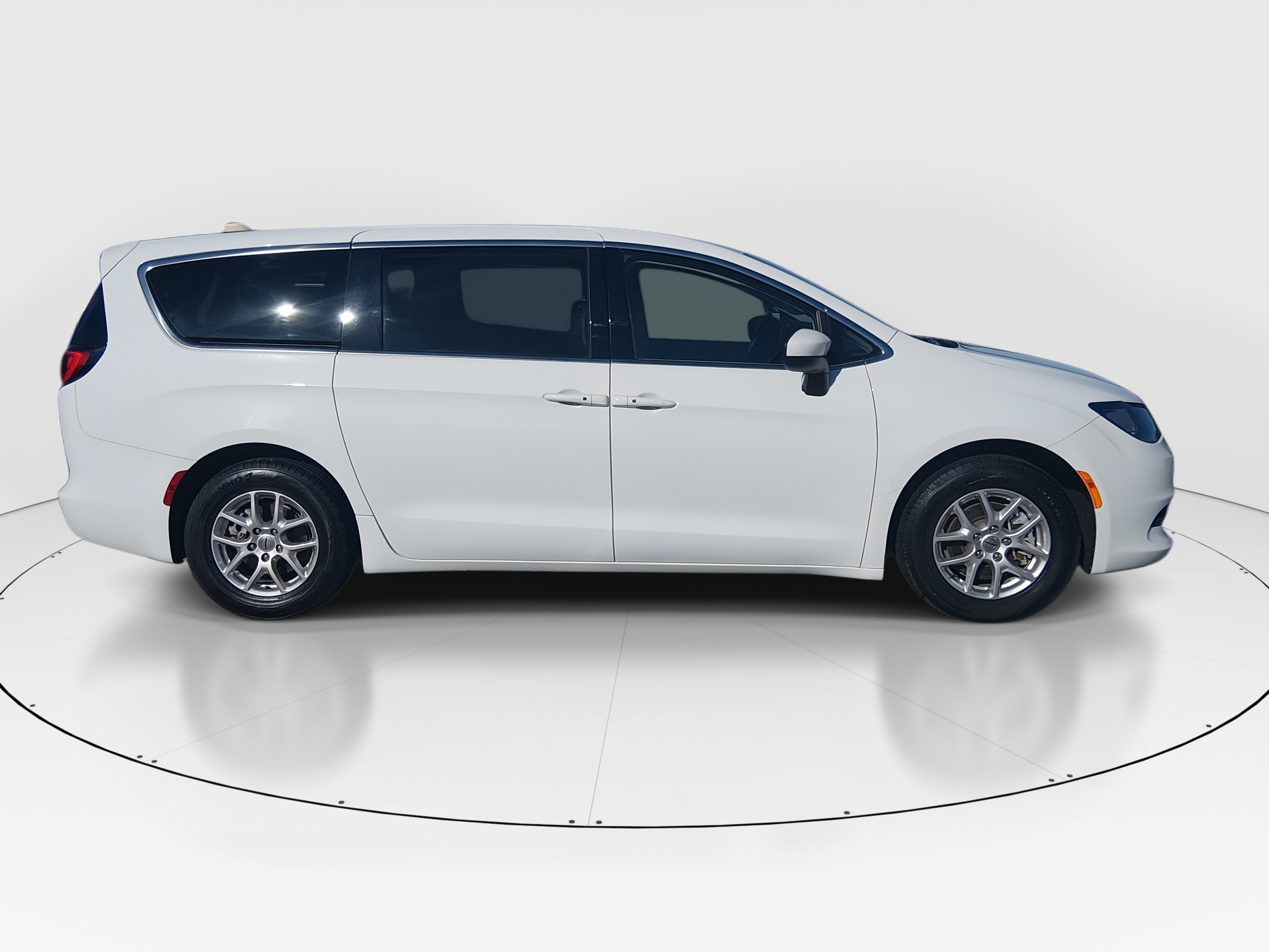 2023 Chrysler Voyager LX - Photo 8