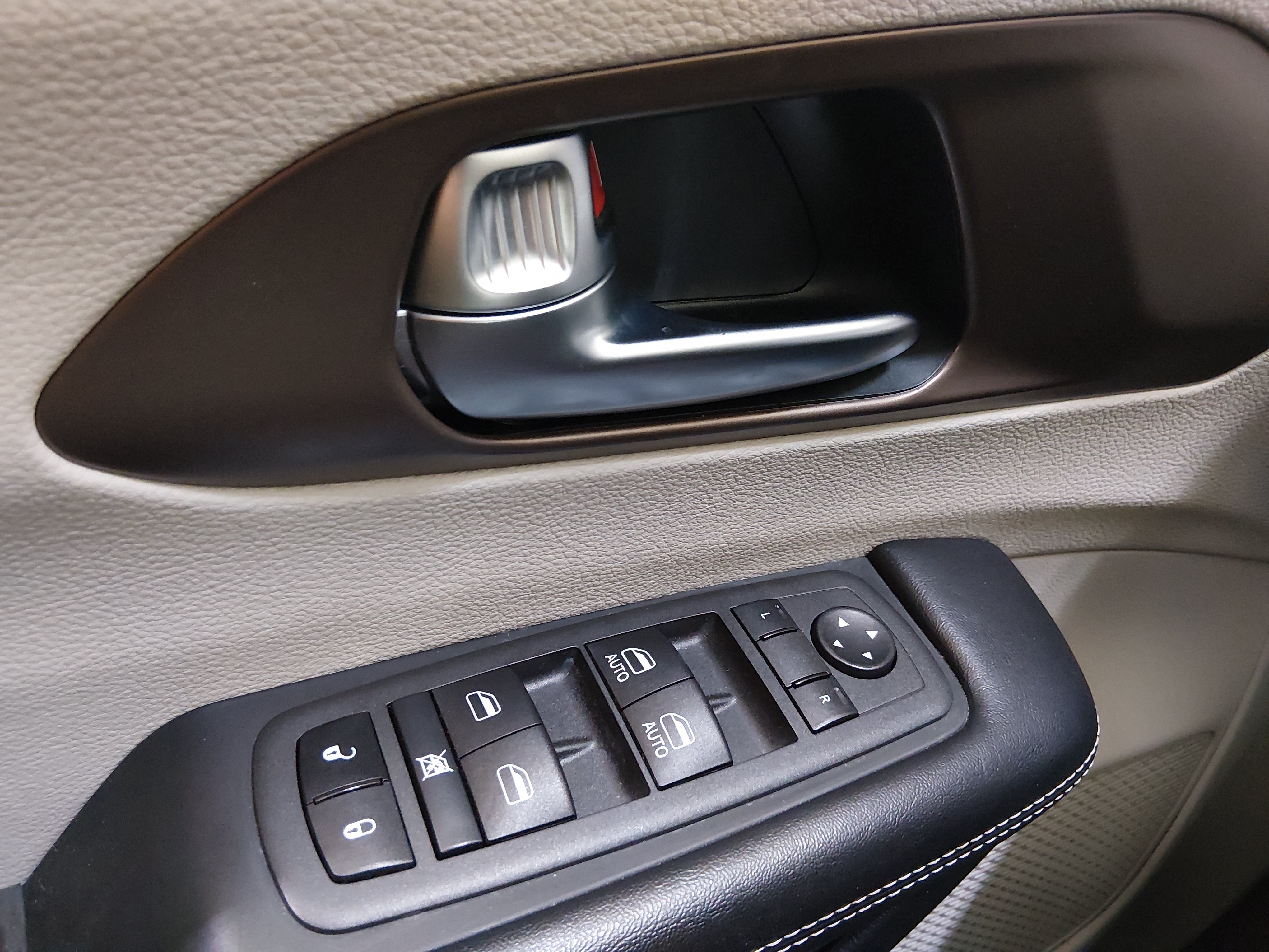 2022 Chrysler Voyager LX - Photo 19