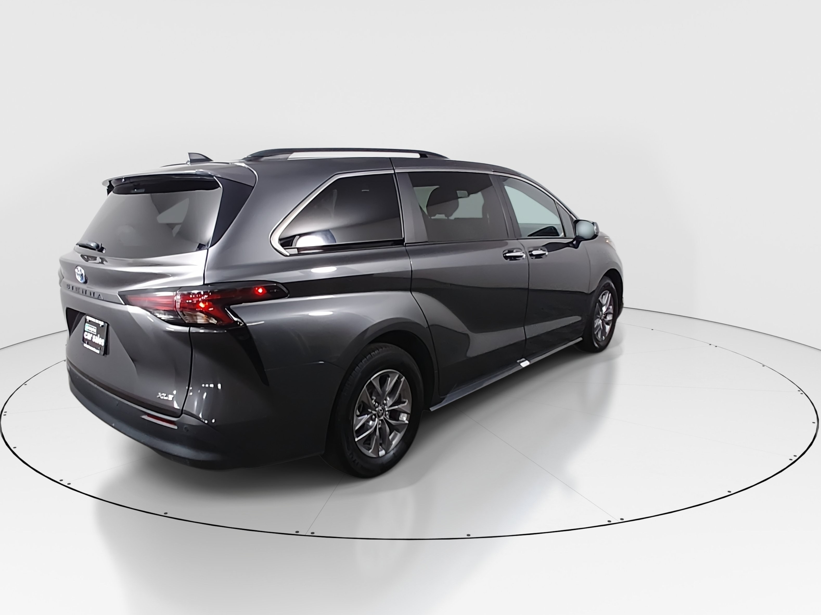 2025 Toyota Sienna XLE - Photo 7