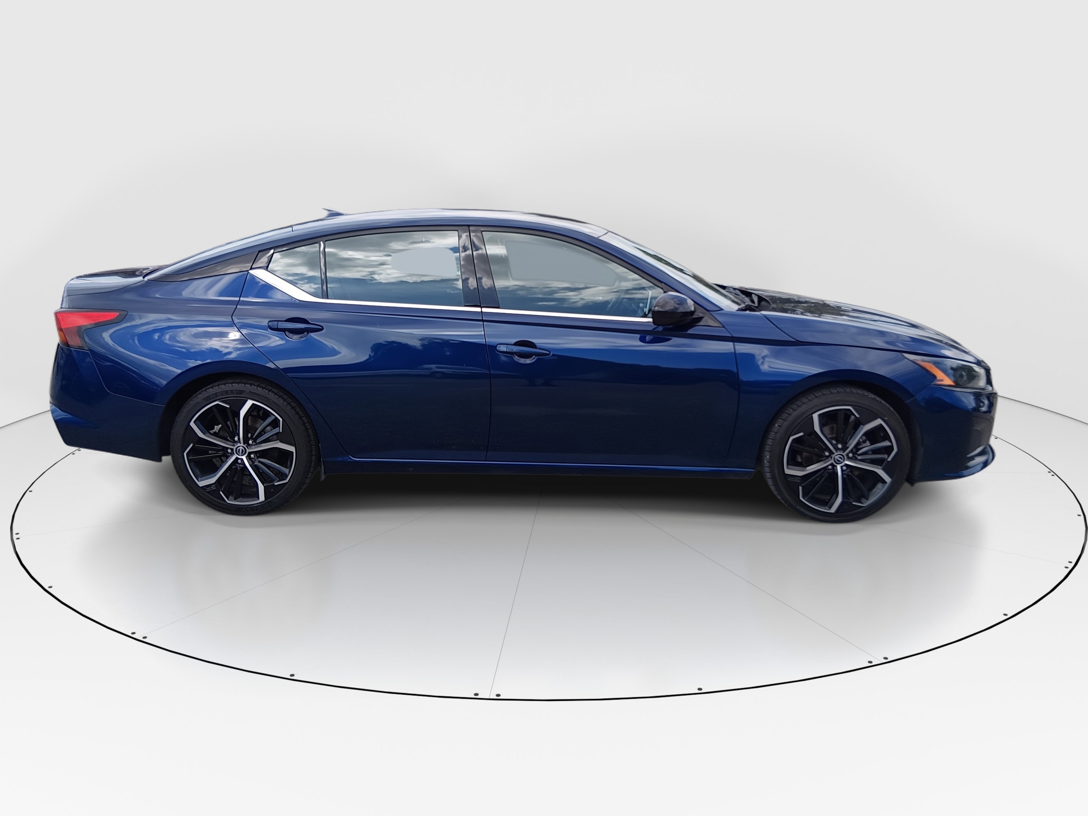 2024 Nissan Altima SR - Photo 8