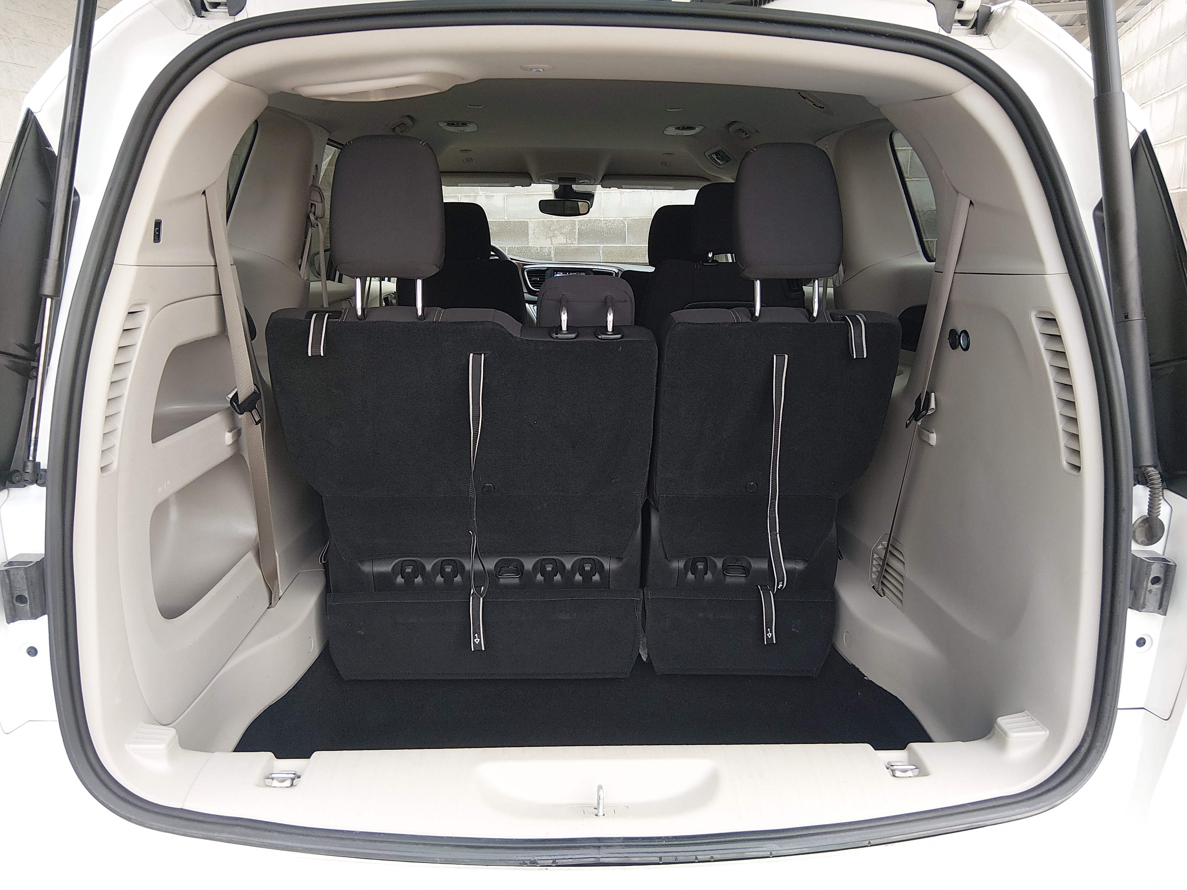 2024 Chrysler Voyager LX - Photo 11