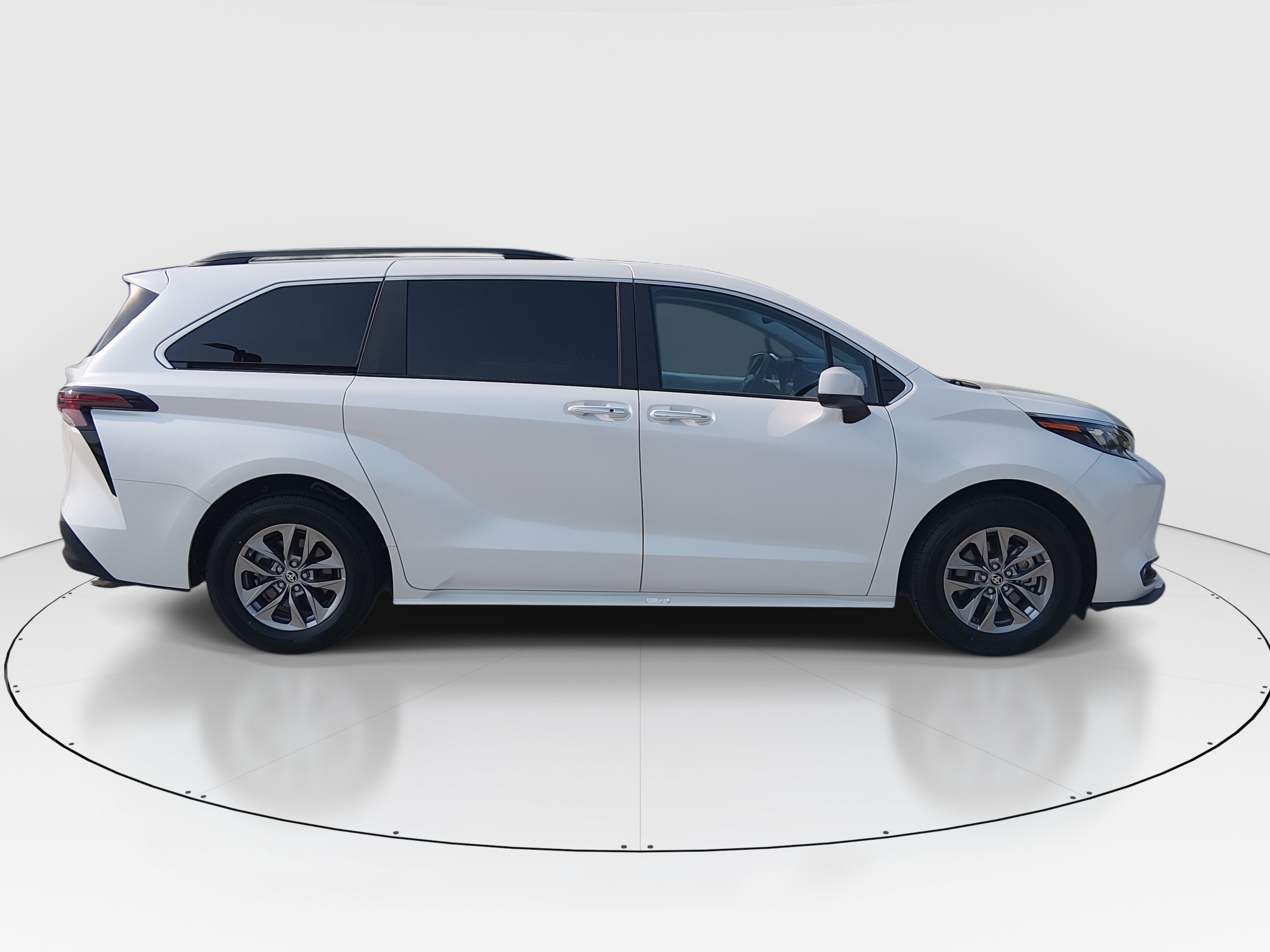 2025 Toyota Sienna XLE - Photo 8