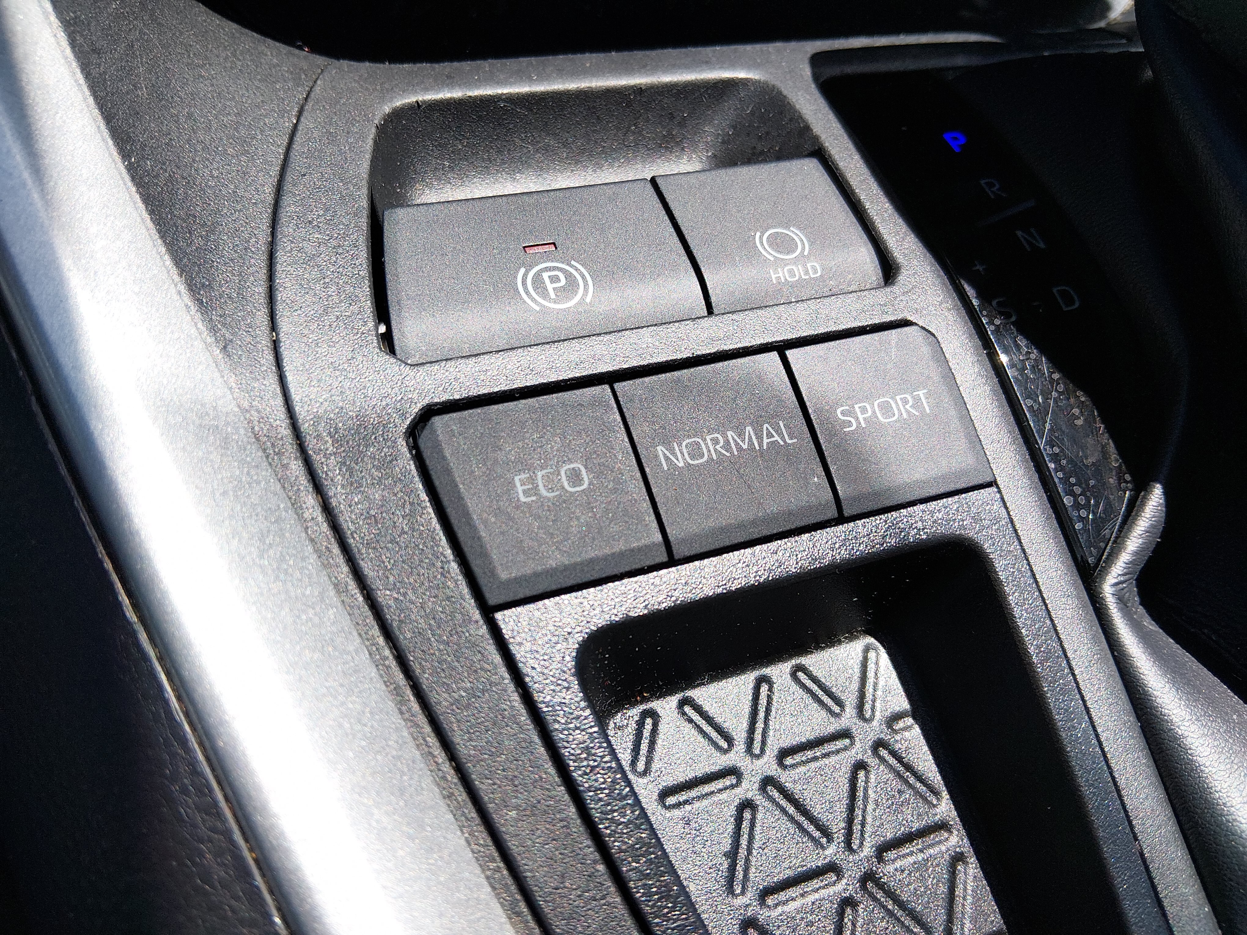 2023 Toyota RAV4 XLE - Photo 18