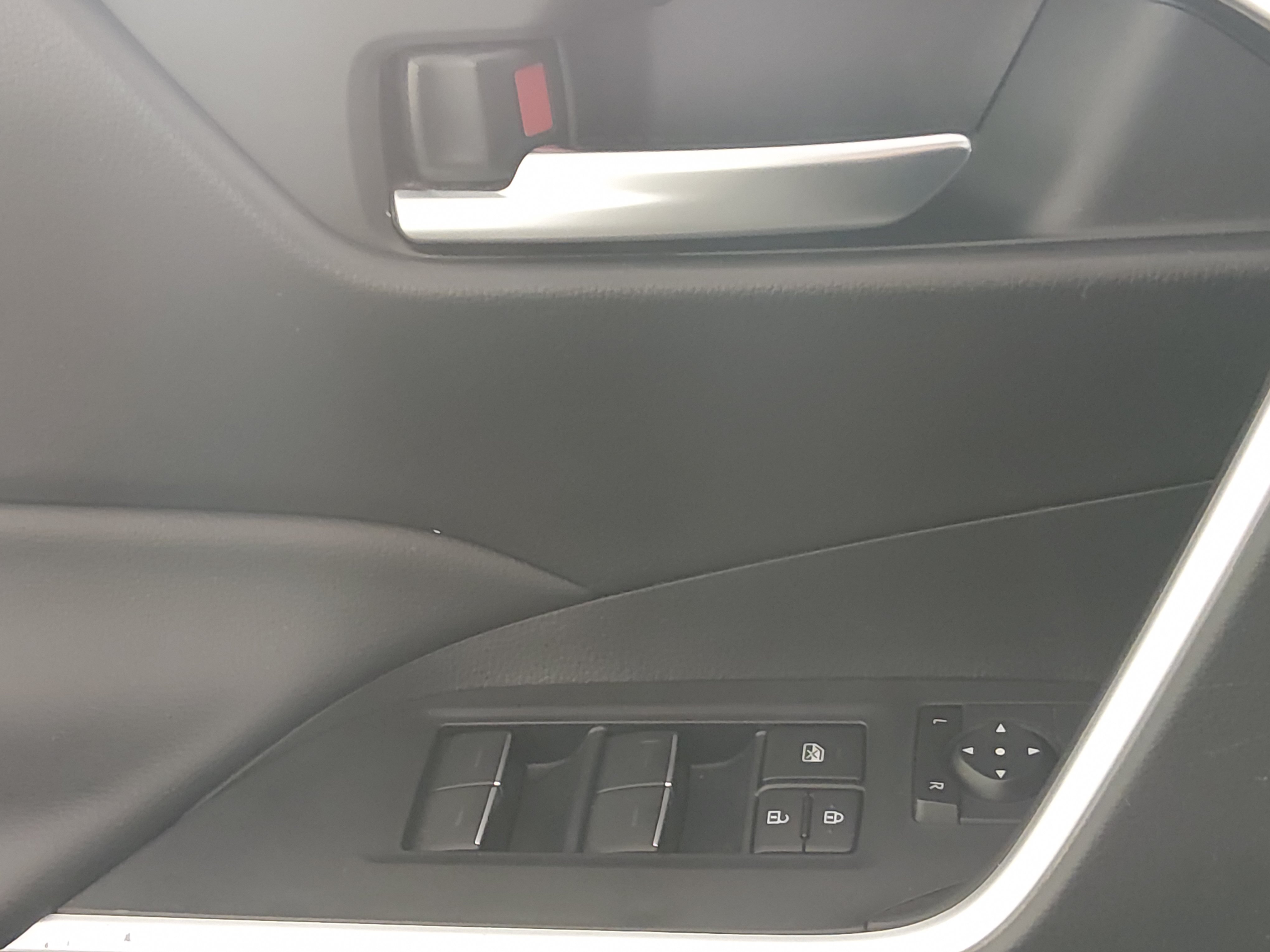2025 Toyota RAV4 XLE - Photo 17