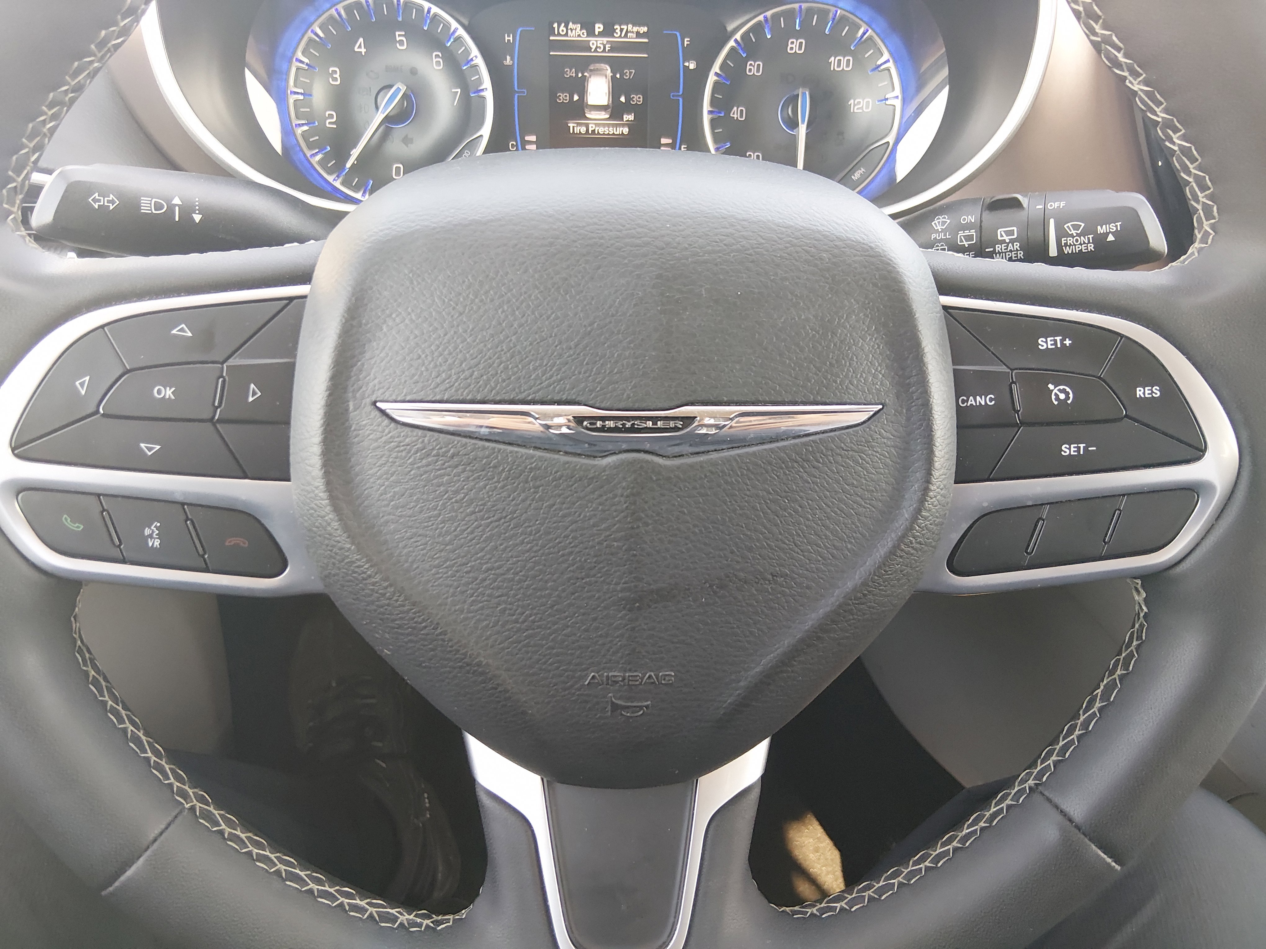 2023 Chrysler Voyager LX - Photo 12