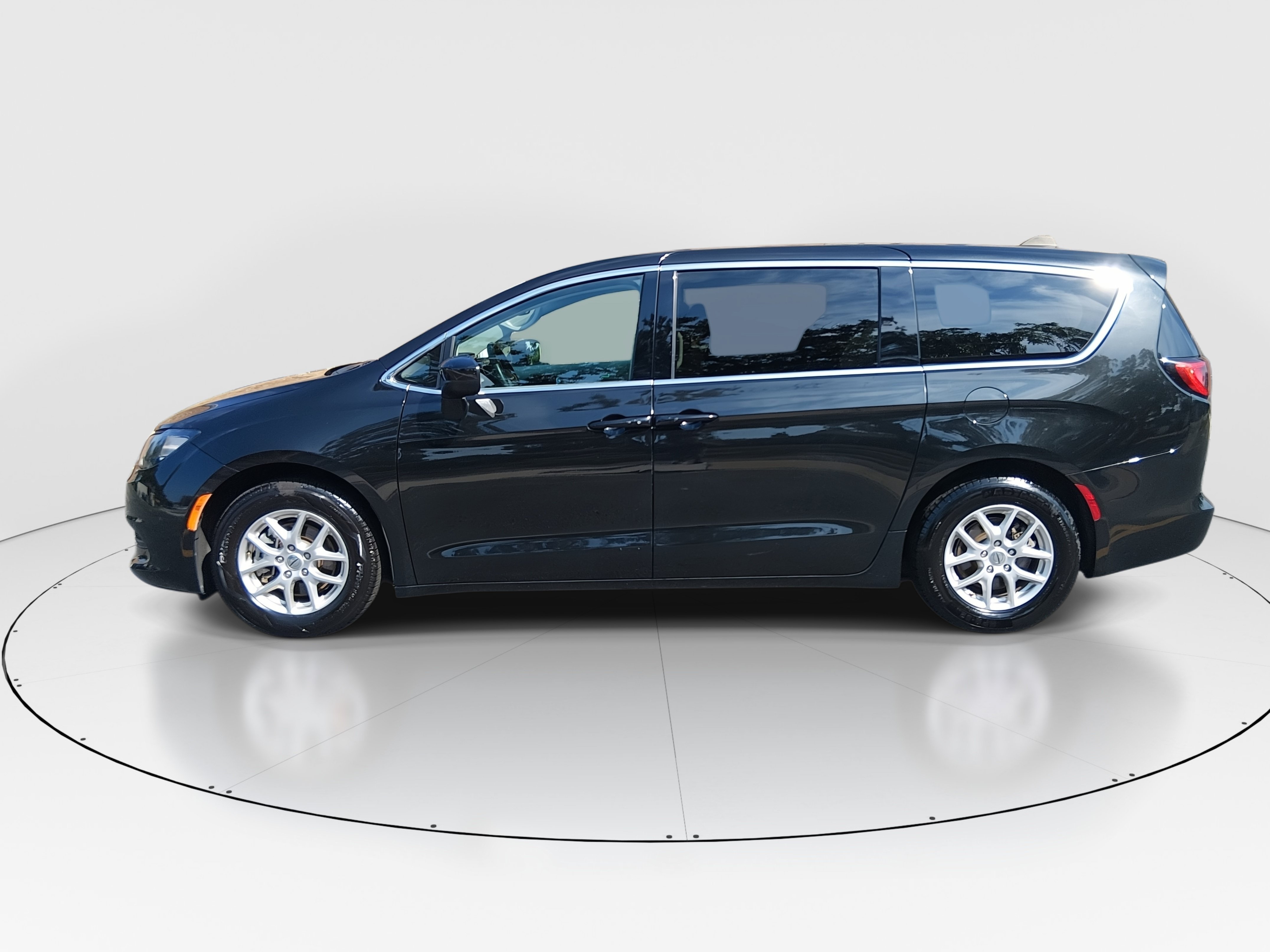 2023 Chrysler Voyager LX - Photo 4