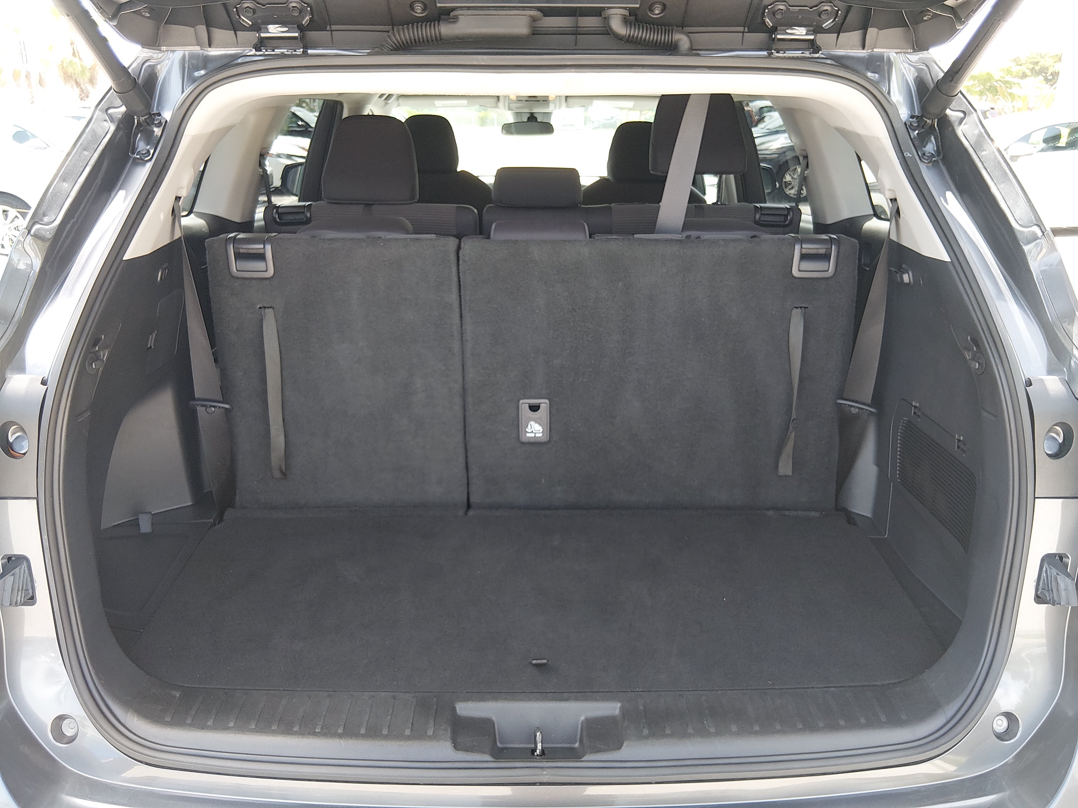 2025 Toyota Highlander LE - Photo 11