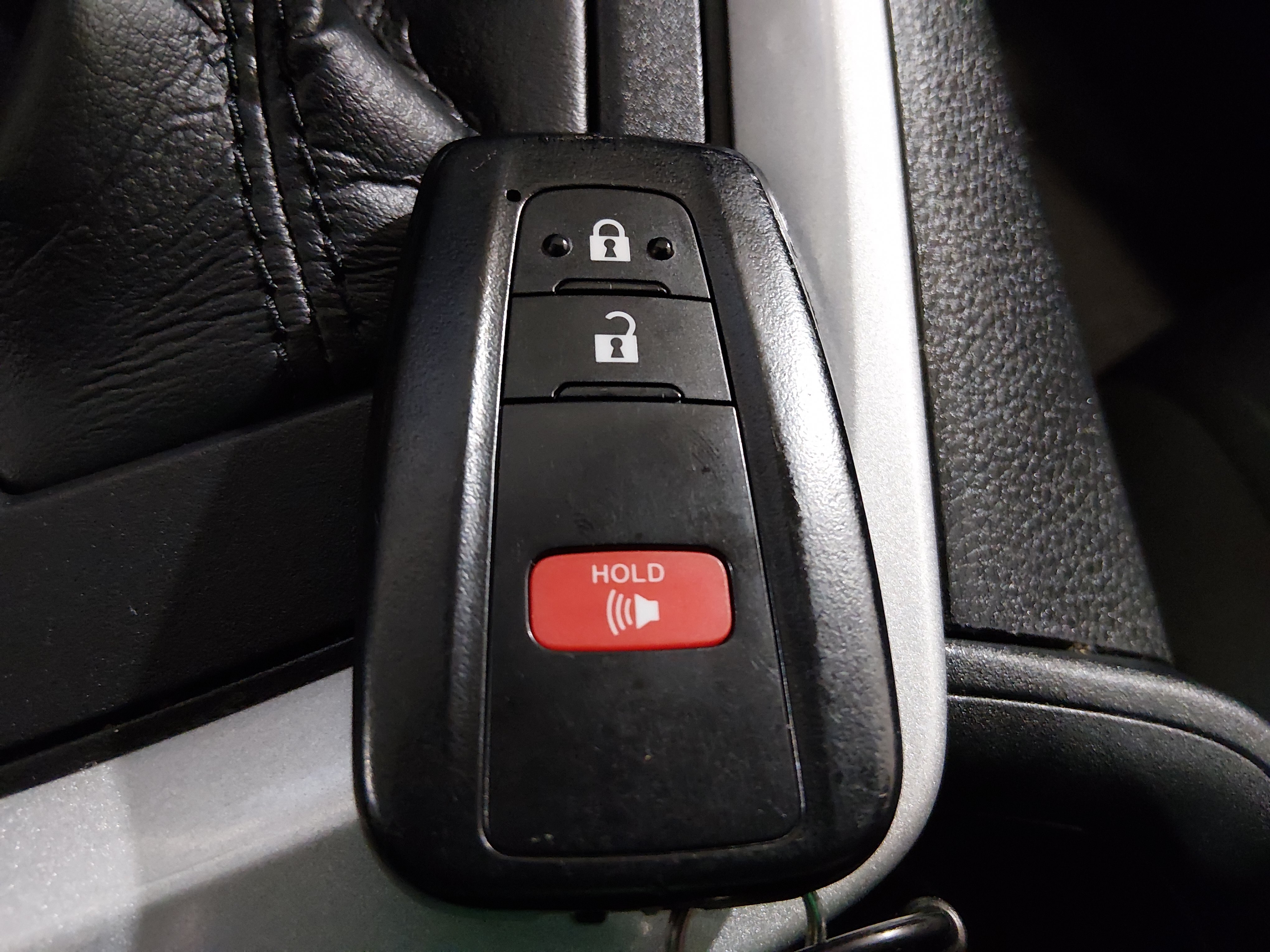 2025 Toyota RAV4 XLE - Photo 15