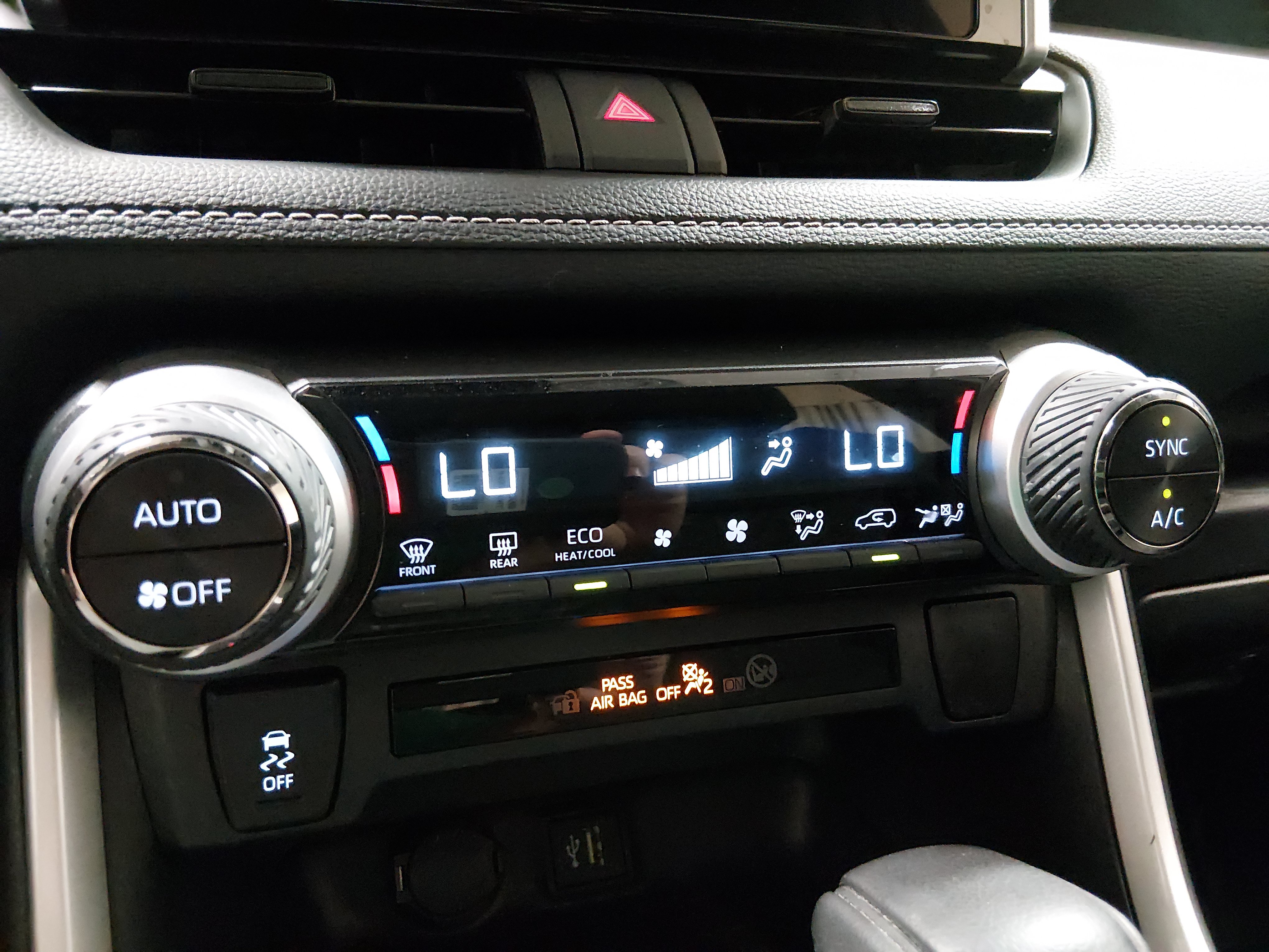 2024 Toyota RAV4 XLE - Photo 18