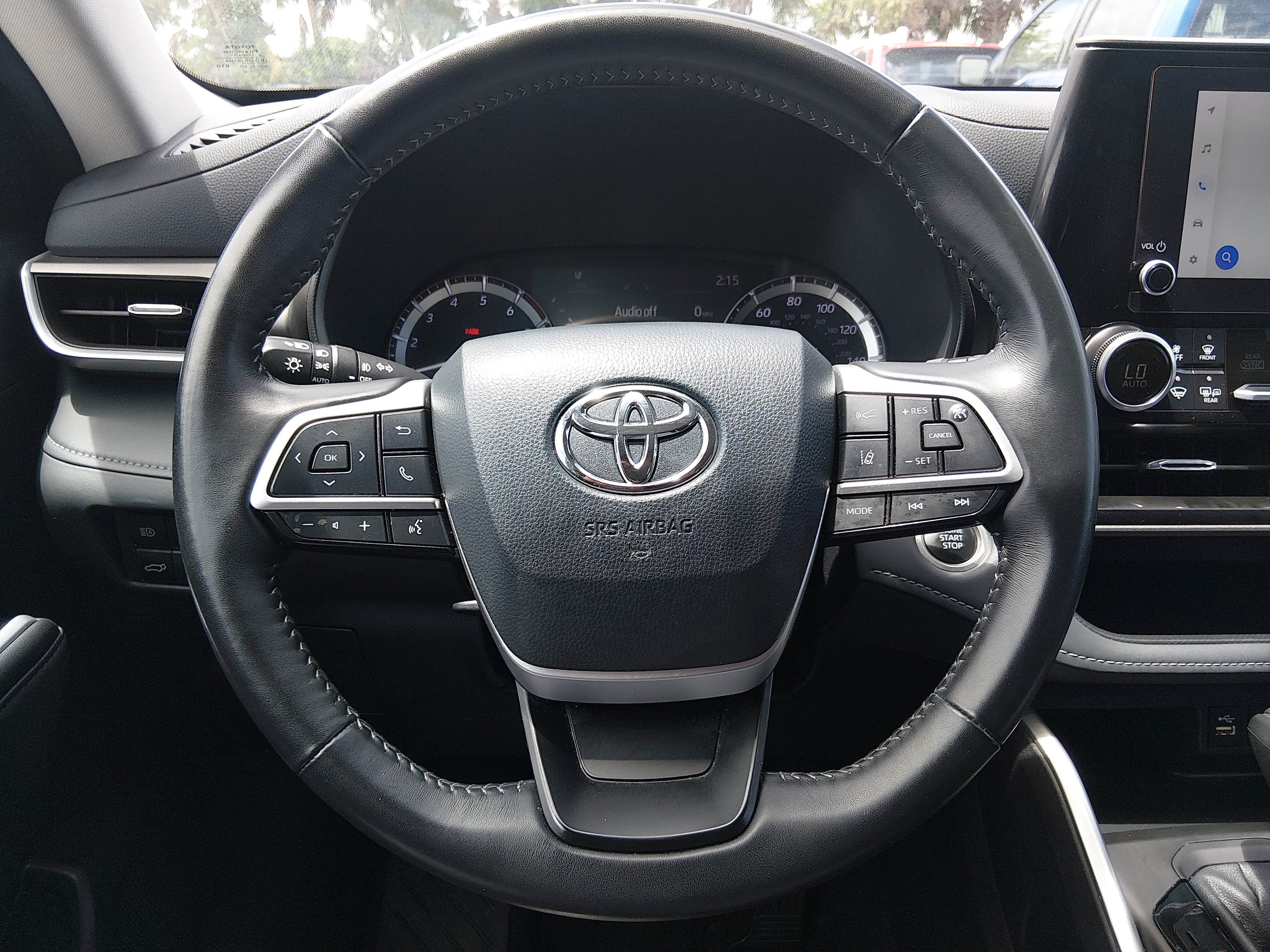 2025 Toyota Highlander LE - Photo 12