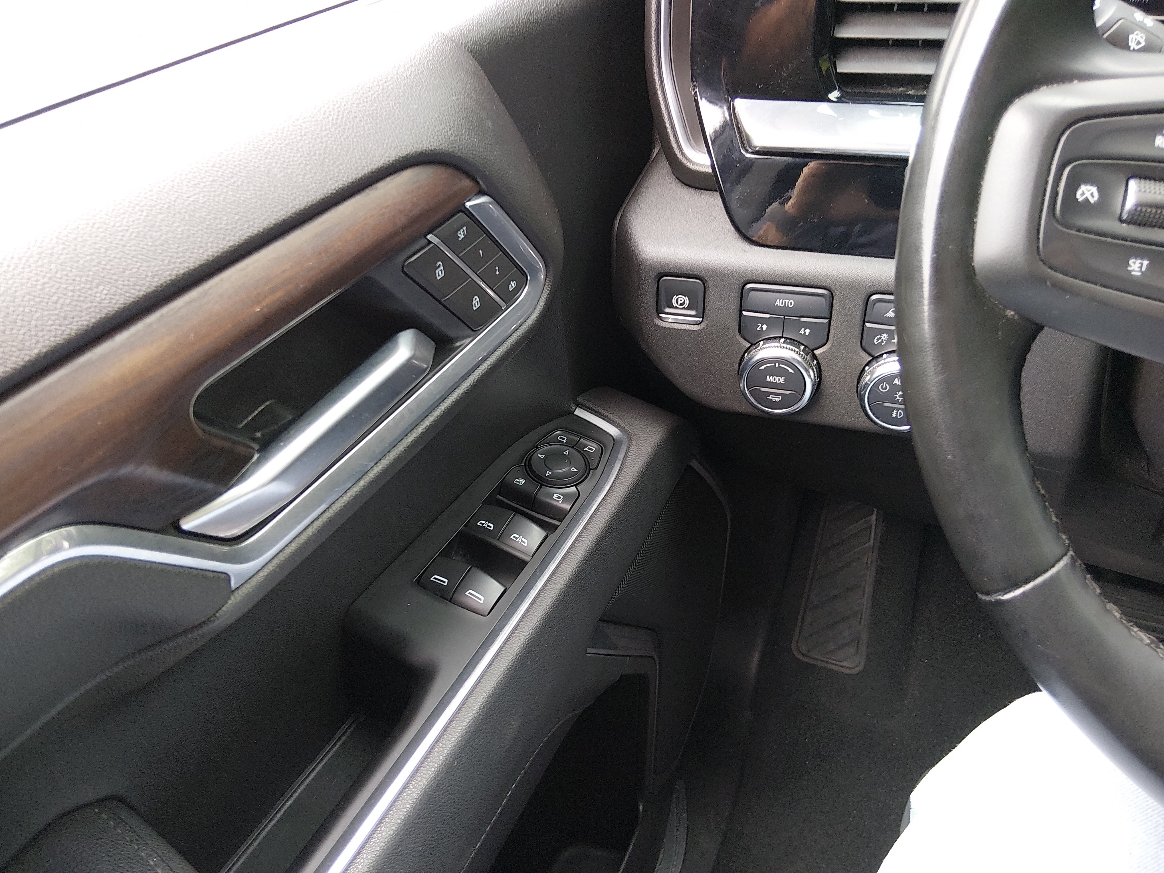 2025 GMC Sierra 1500 SLT - Photo 13