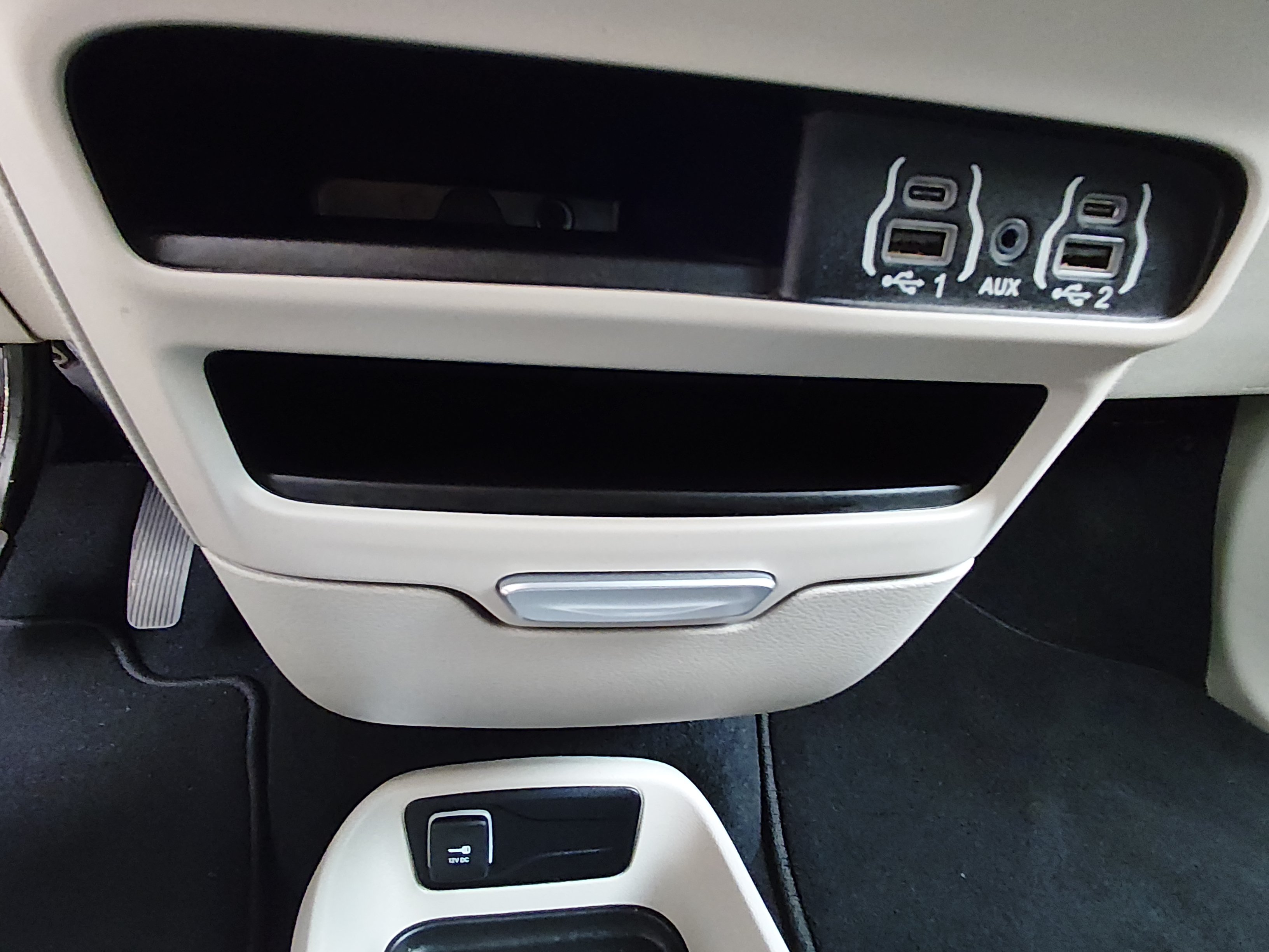 2024 Chrysler Voyager LX - Photo 21