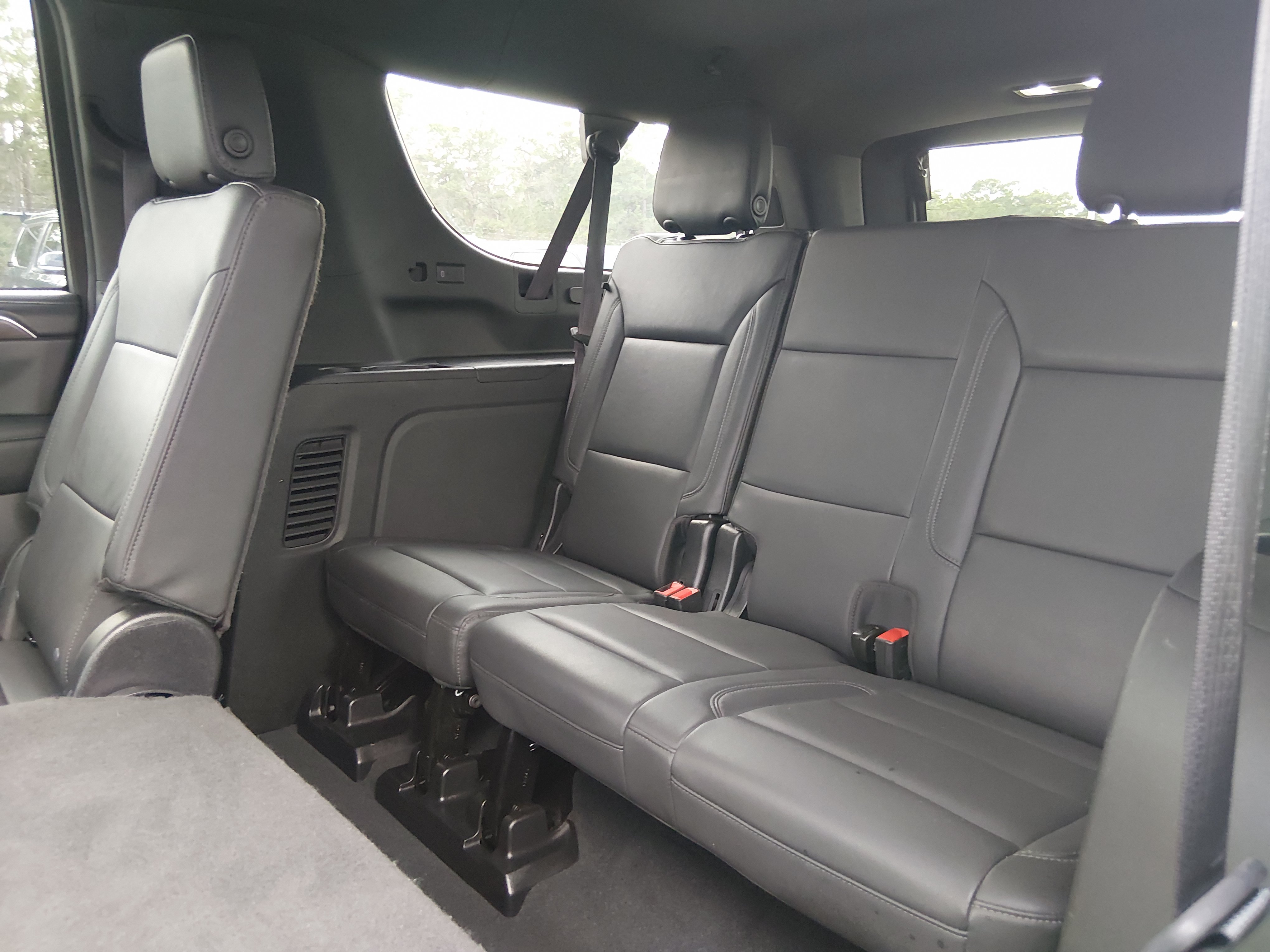 2024 Chevrolet Suburban LT - Photo 19
