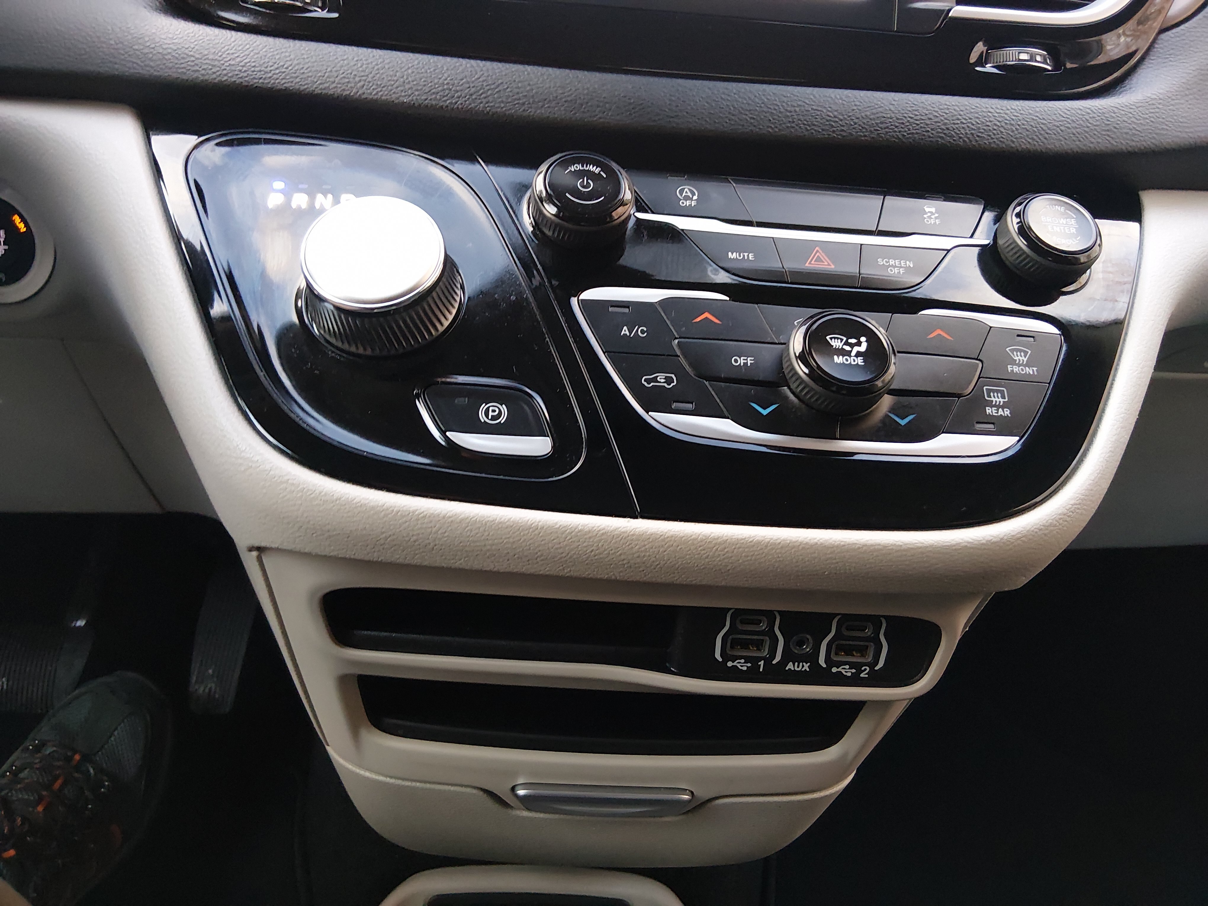 2024 Chrysler Voyager LX - Photo 13