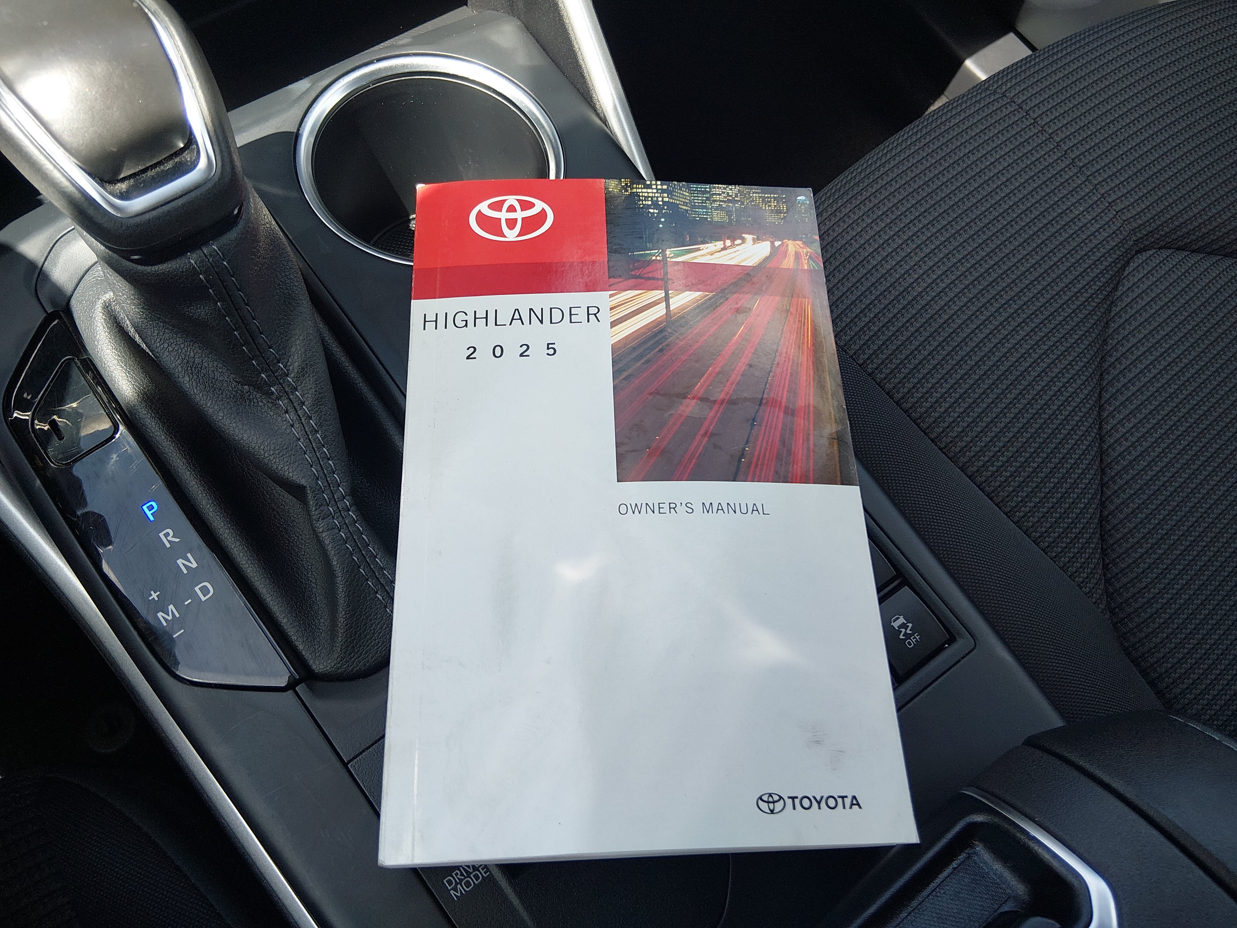 2025 Toyota Highlander LE - Photo 19