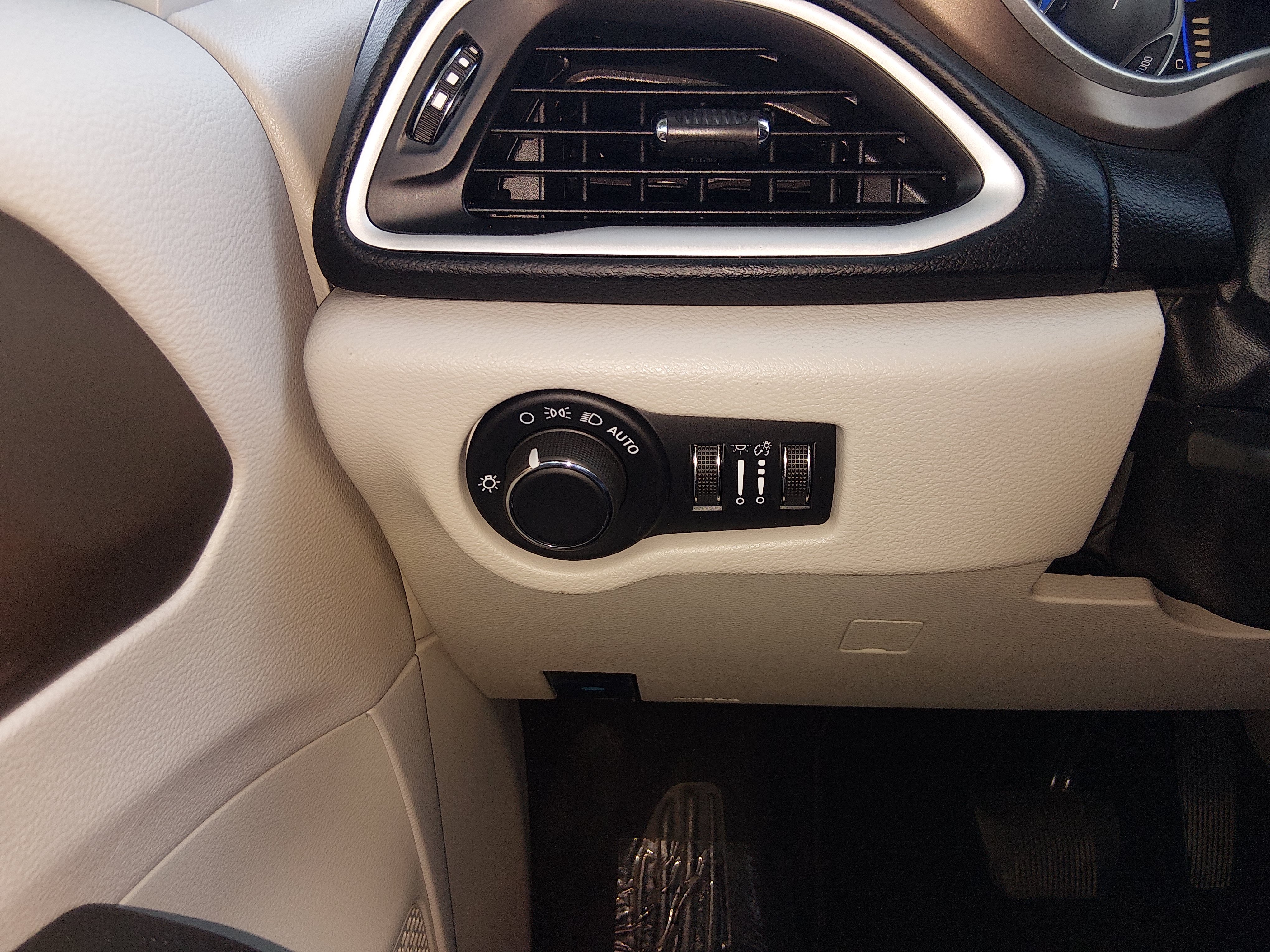 2023 Chrysler Voyager LX - Photo 13