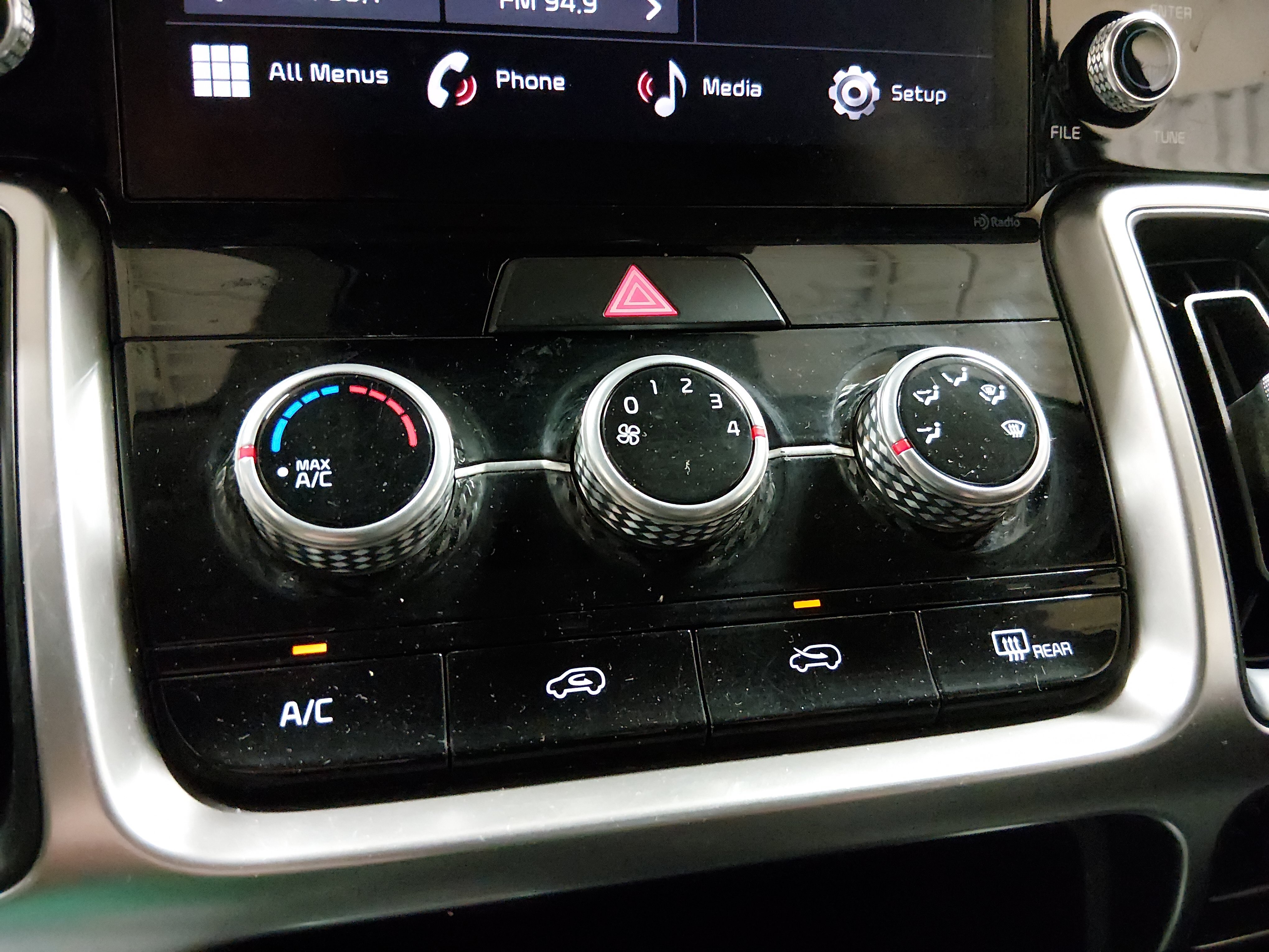2023 Kia Sorento LX - Photo 18