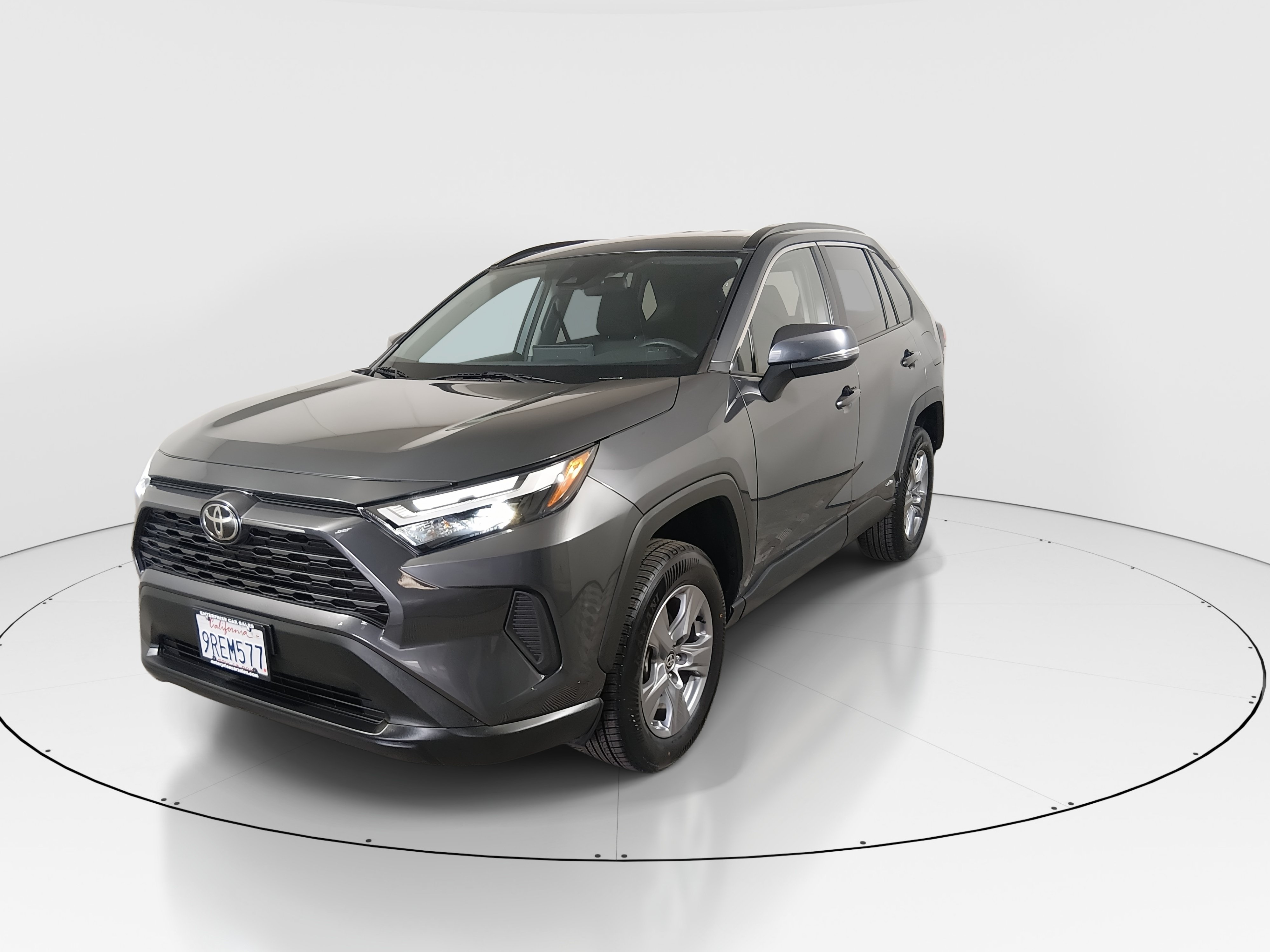 2025 Toyota RAV4 XLE - Photo 3