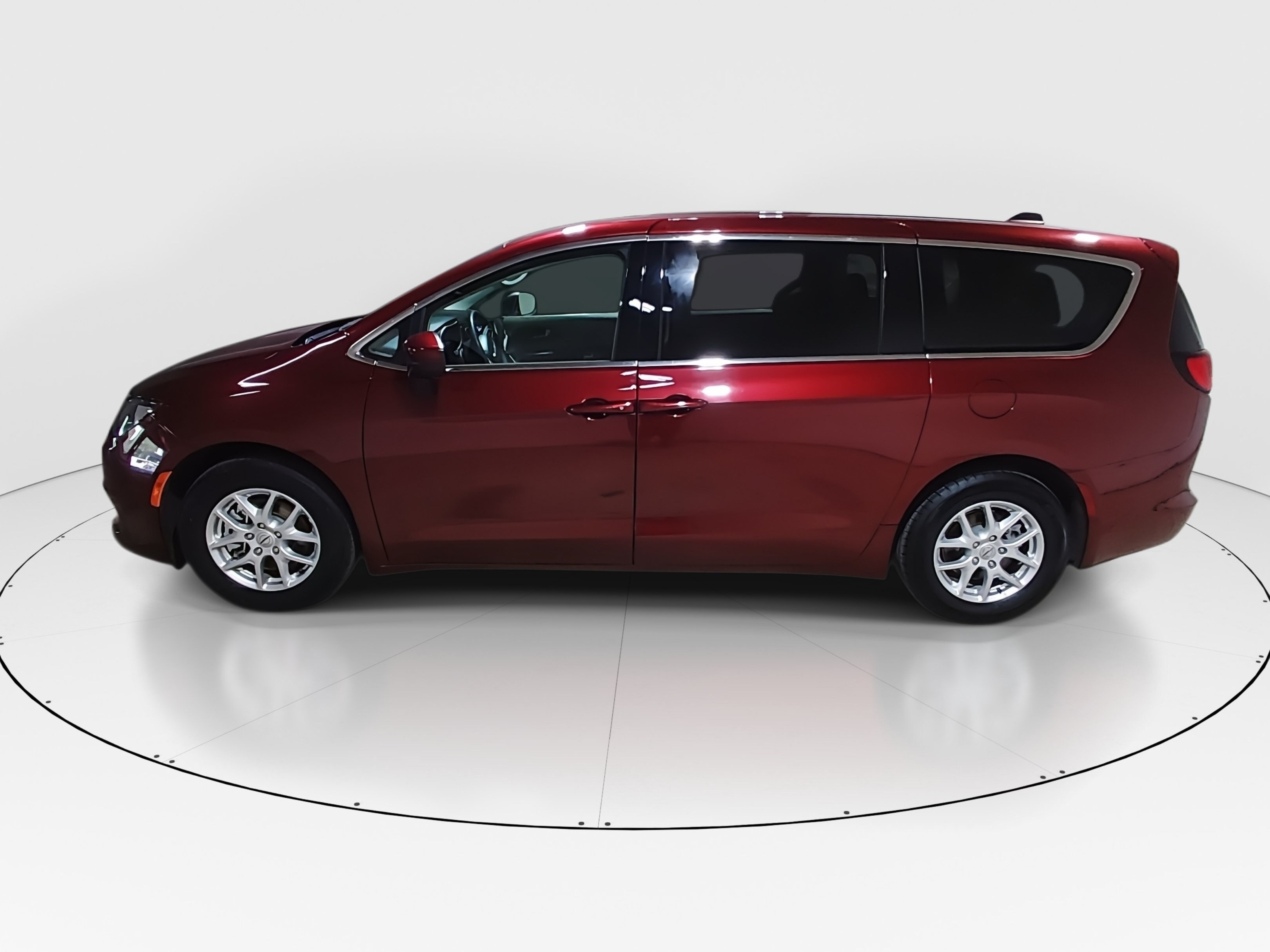 2023 Chrysler Voyager LX - Photo 4