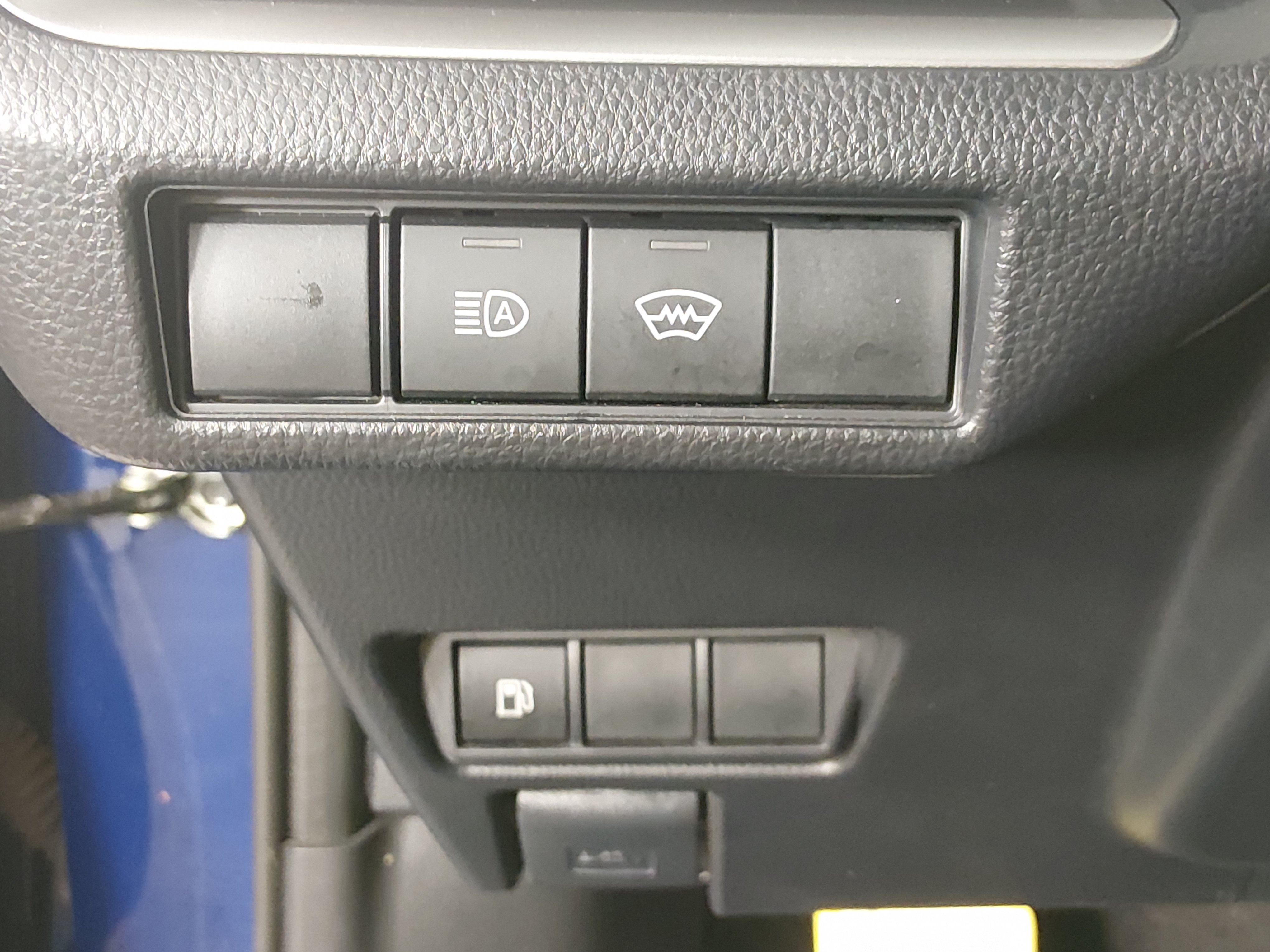 2025 Toyota Prius LE - Photo 13