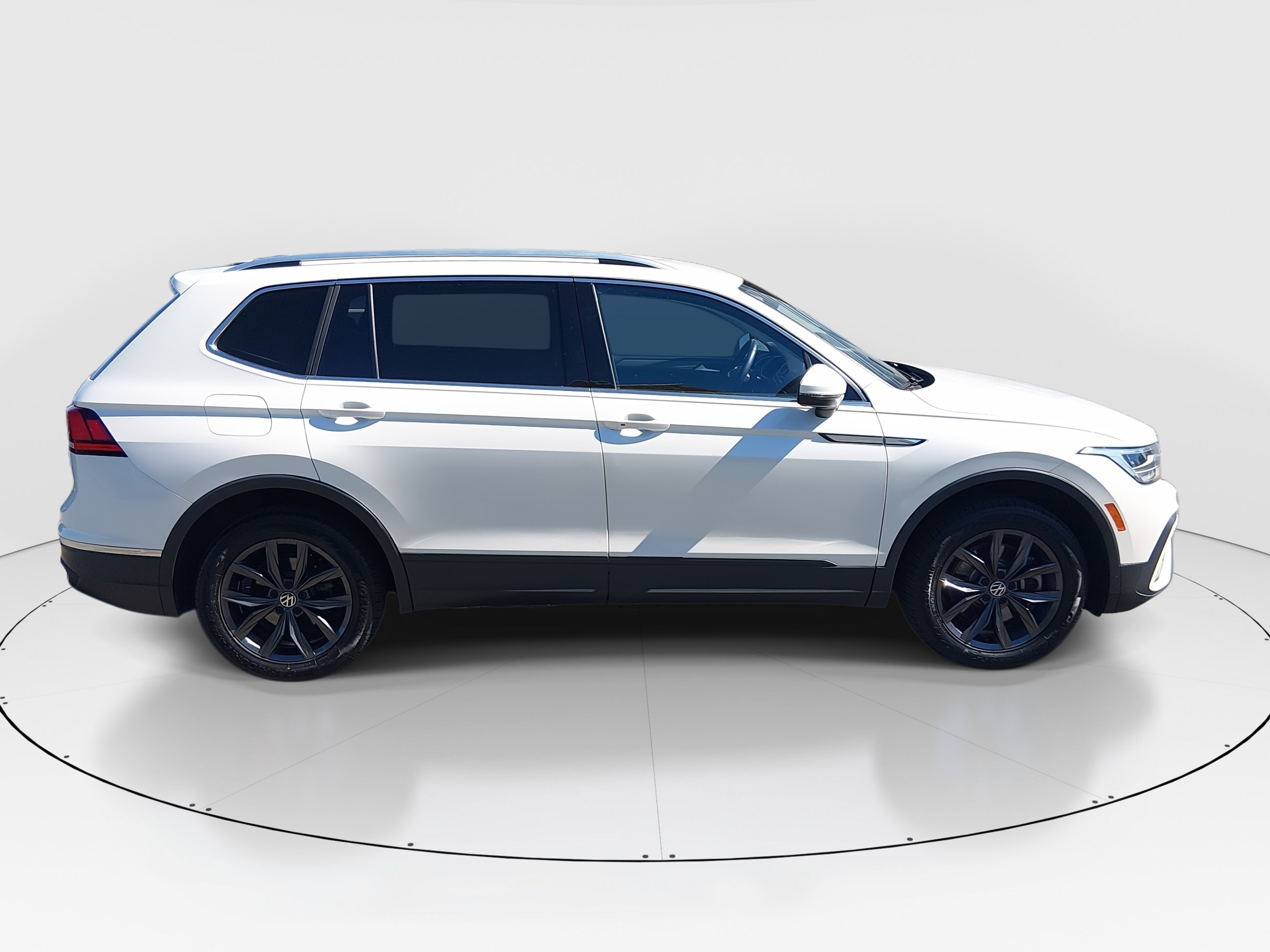 2023 Volkswagen Tiguan SE - Photo 8
