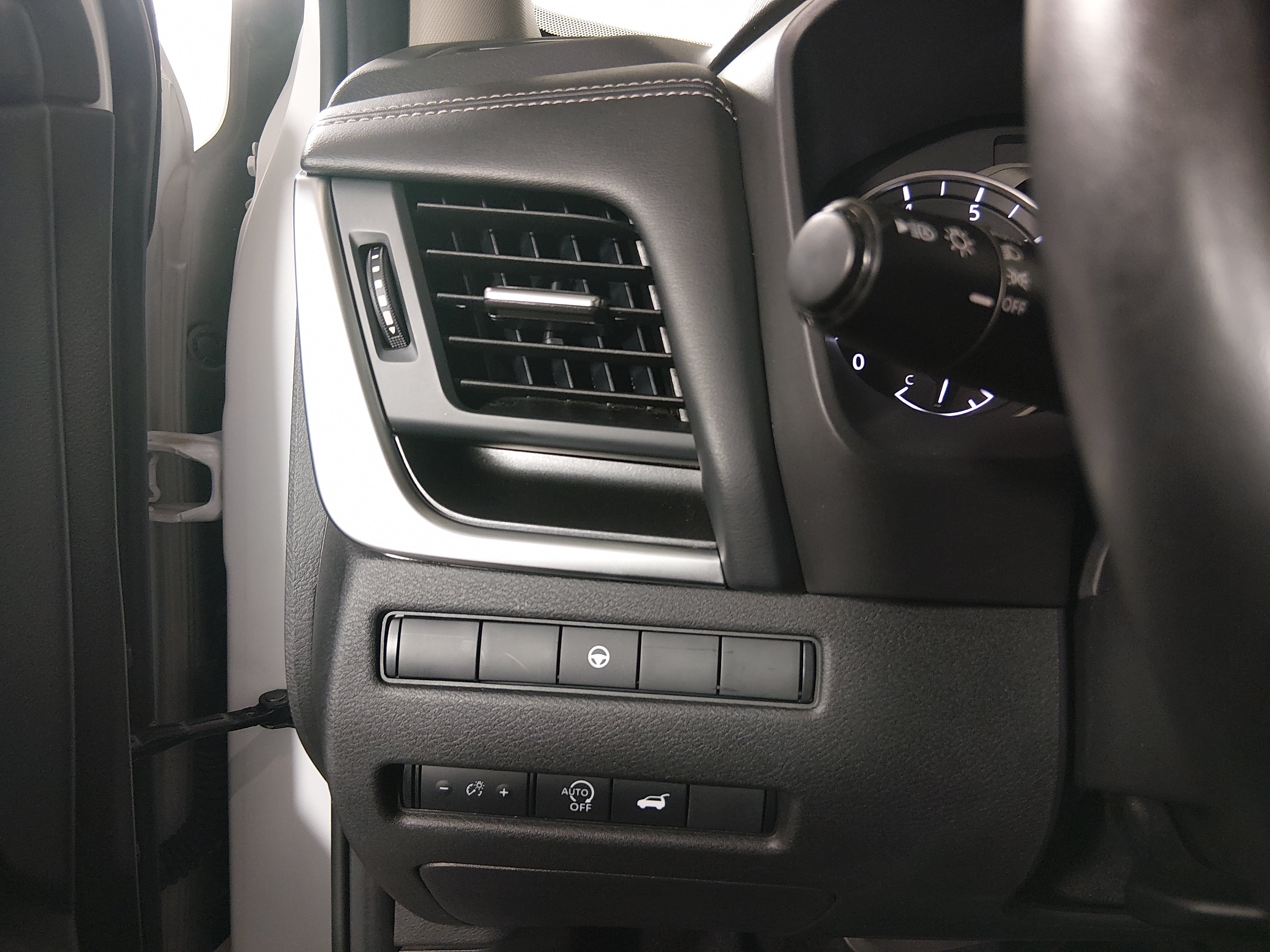 2025 Nissan Rogue SV - Photo 13