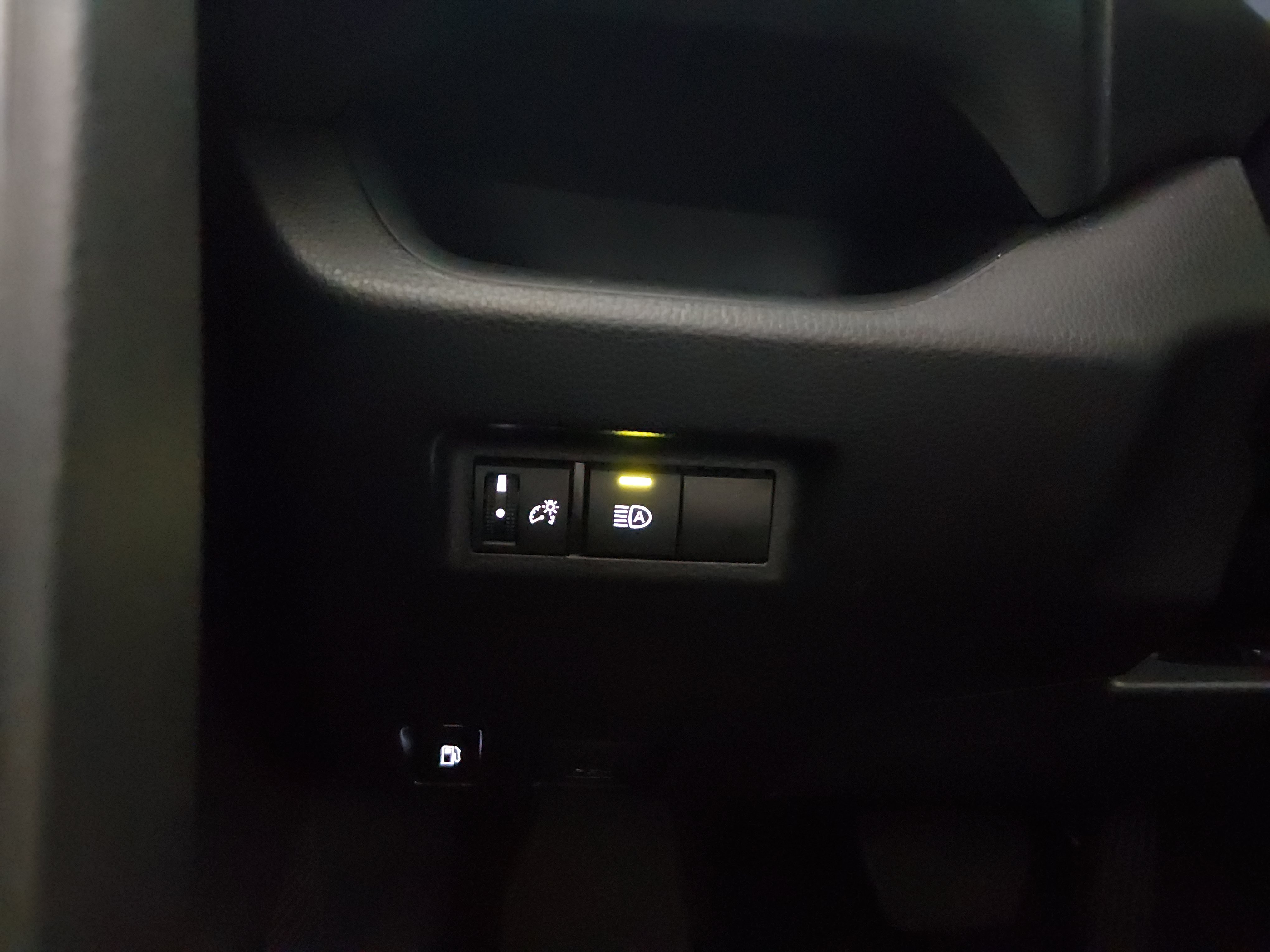 2025 Toyota RAV4 XLE - Photo 13