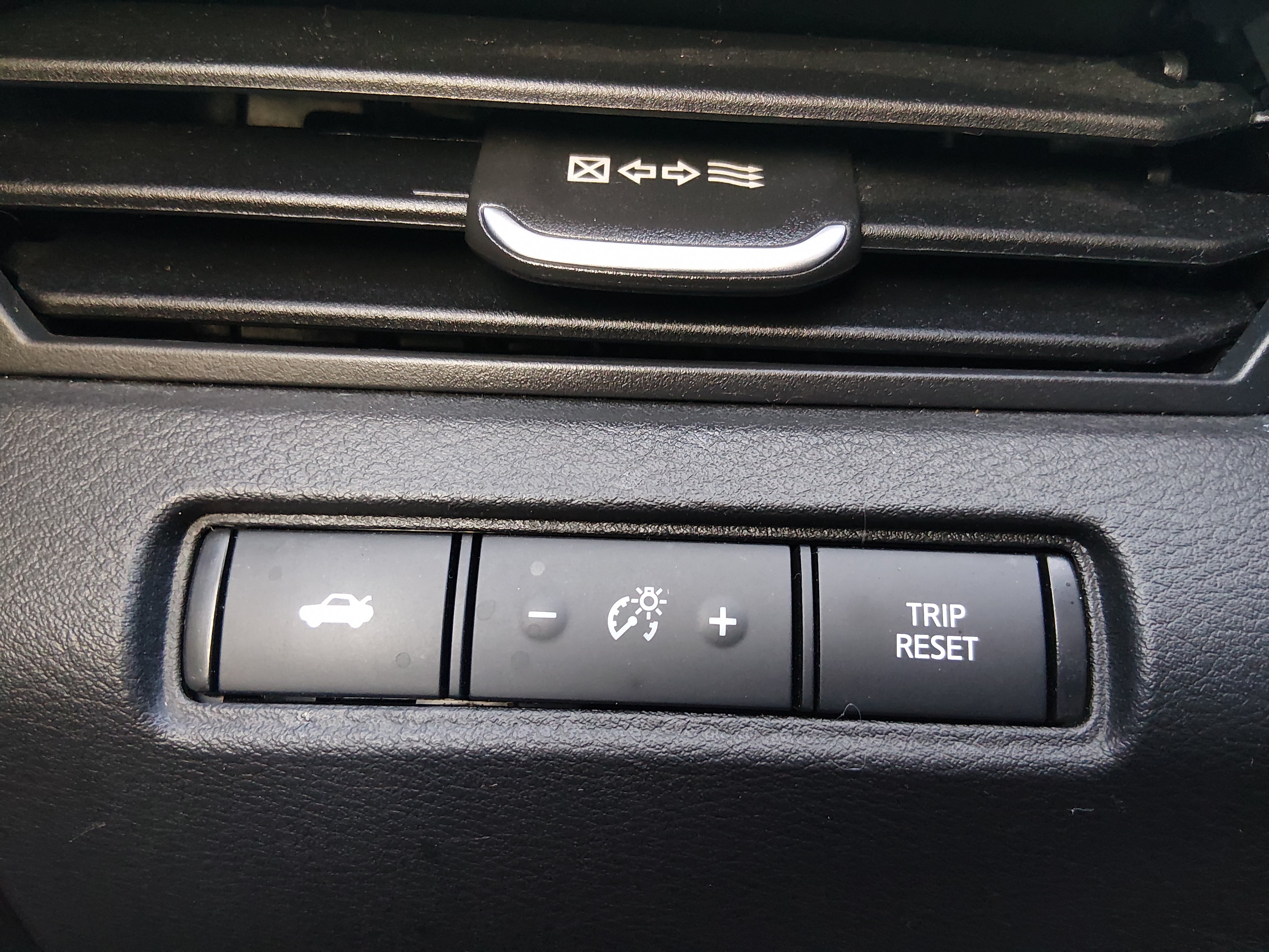 2024 Nissan Altima SR - Photo 18