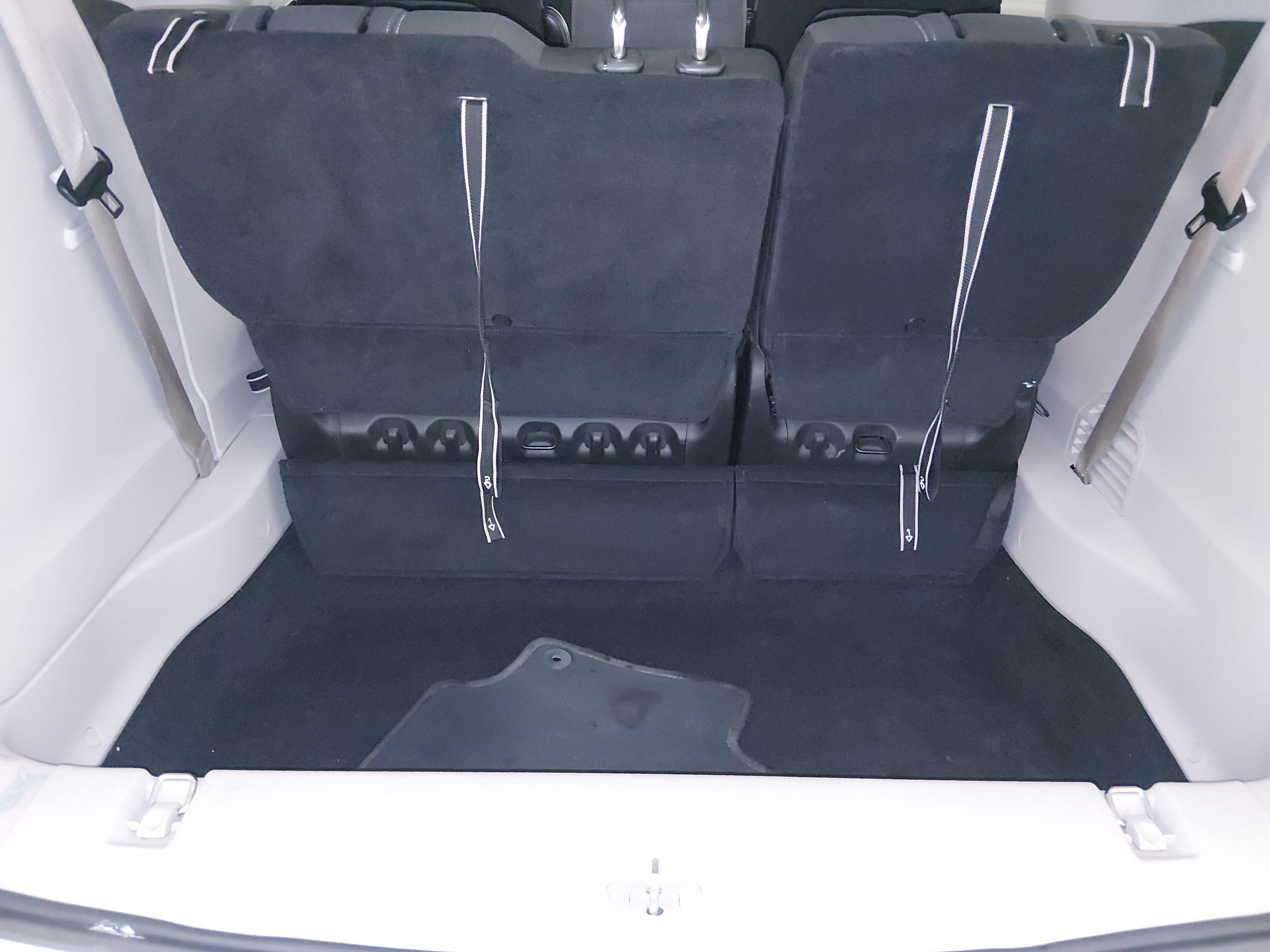 2022 Chrysler Voyager LX - Photo 11