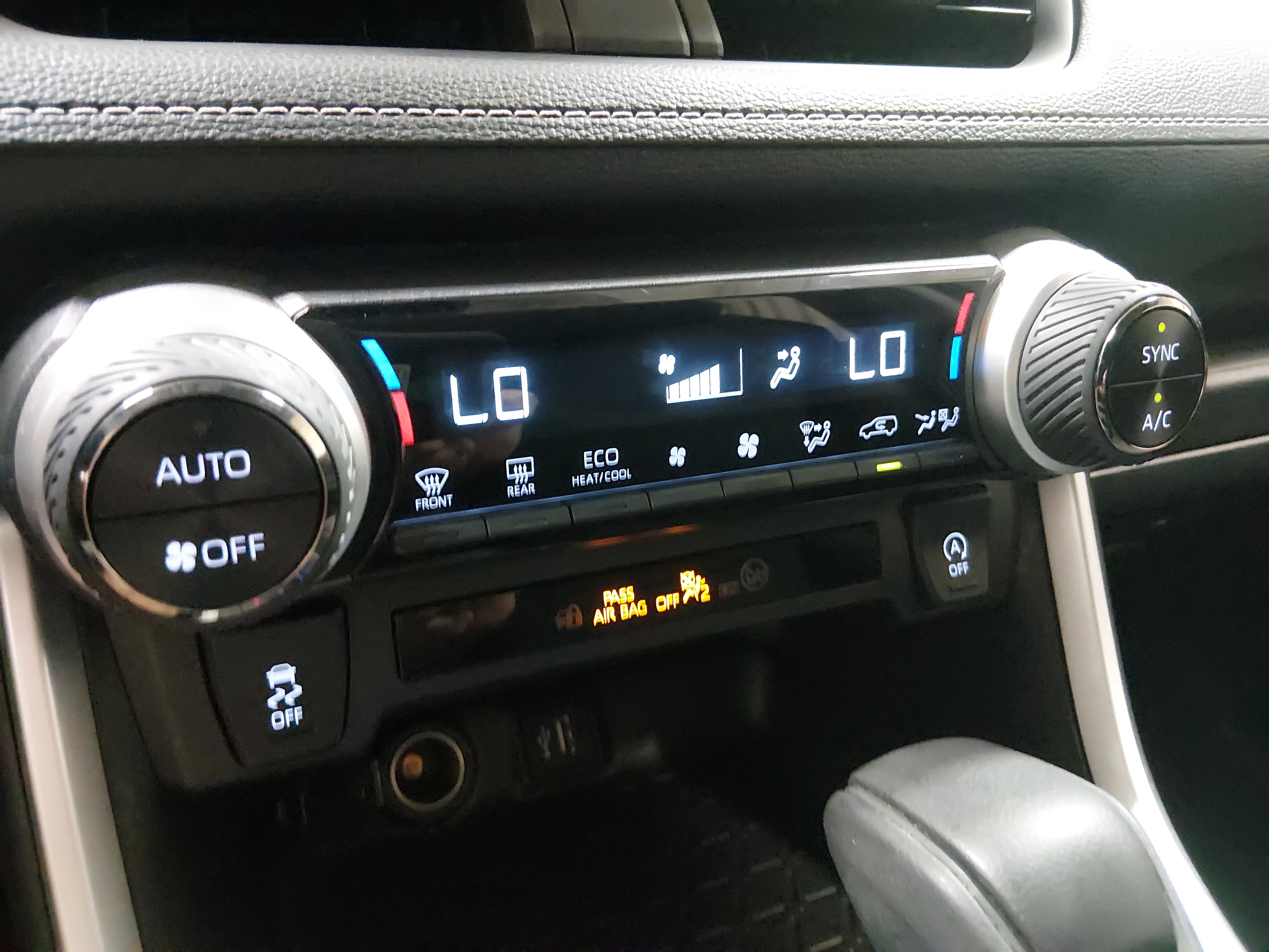 2025 Toyota RAV4 XLE - Photo 18
