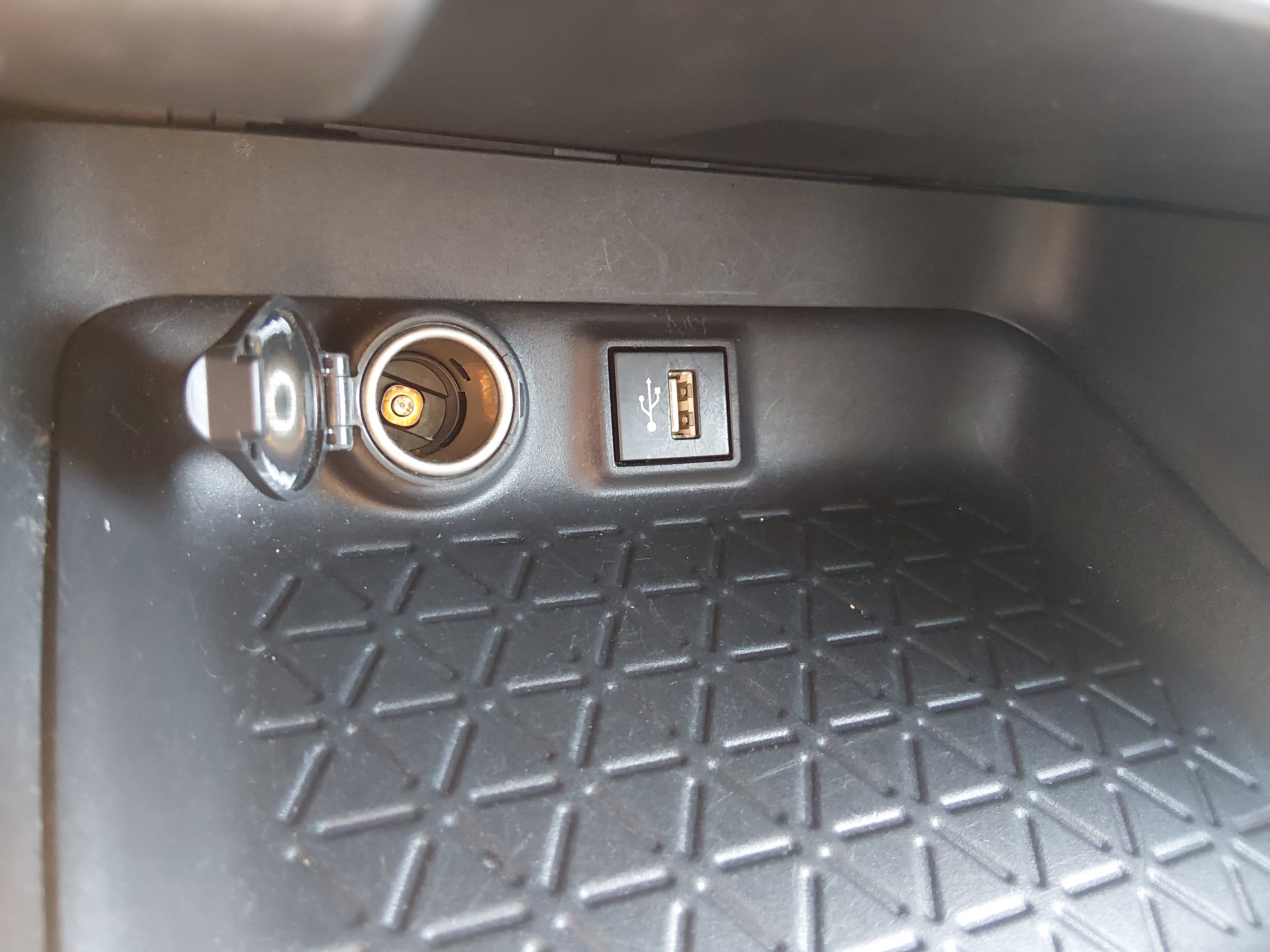 2024 Toyota RAV4 XLE - Photo 18
