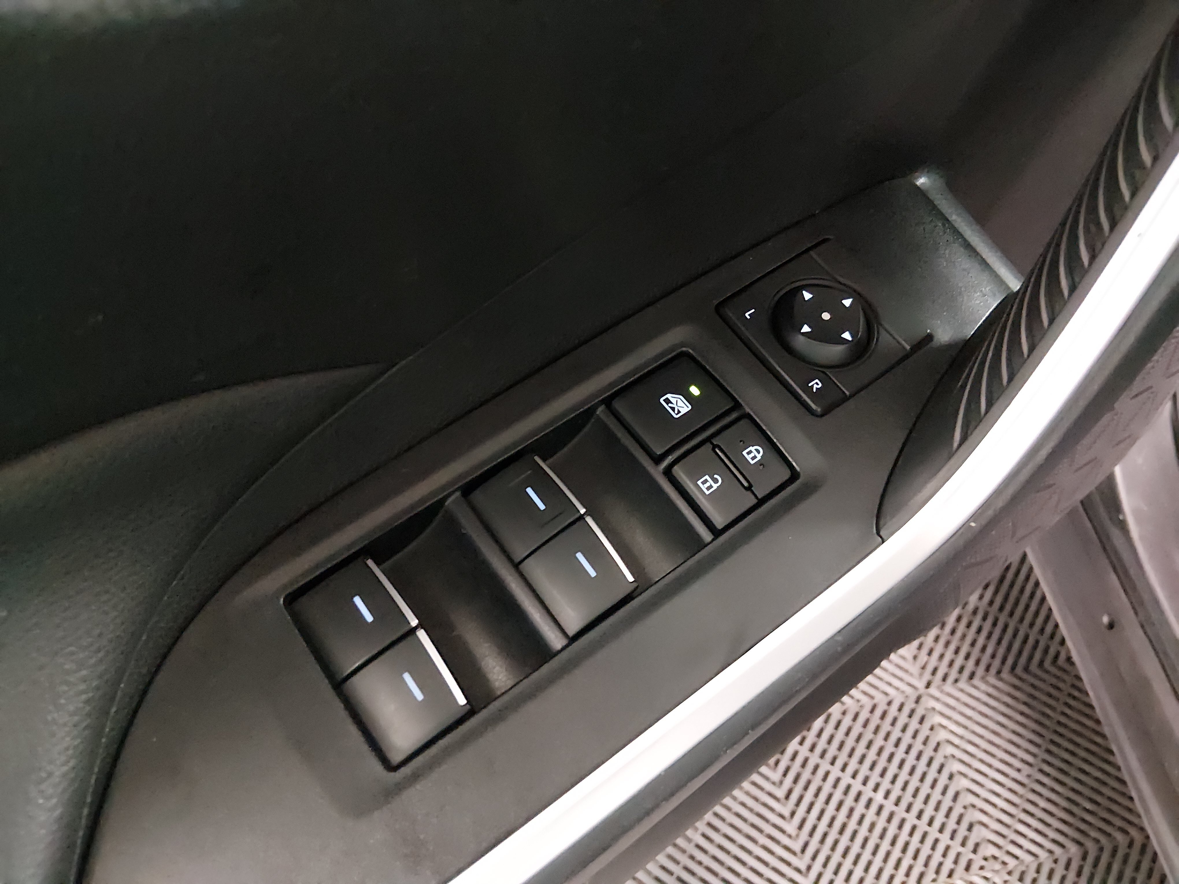 2025 Toyota RAV4 XLE - Photo 22