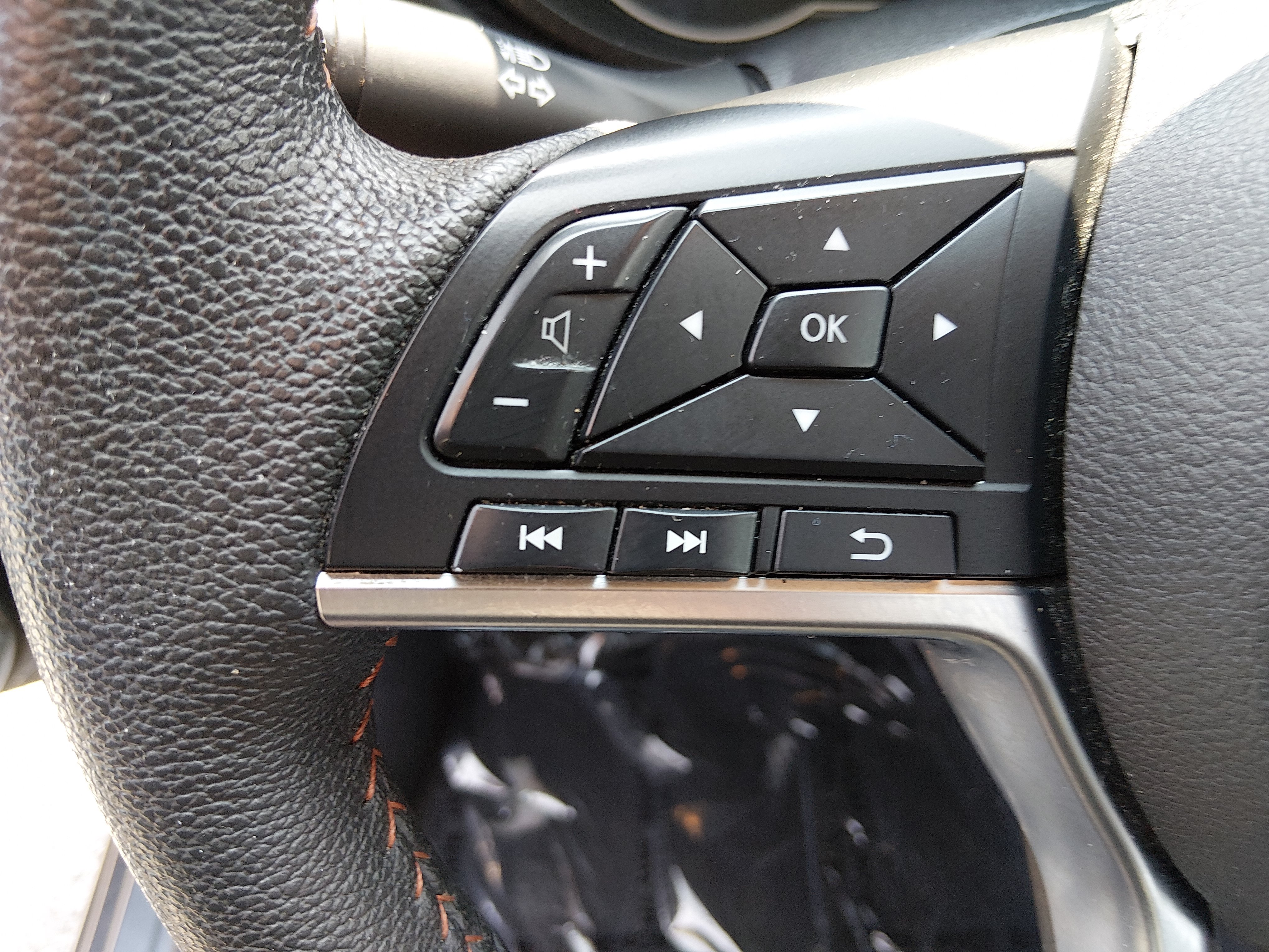 2024 Nissan Versa Sedan SR - Photo 12