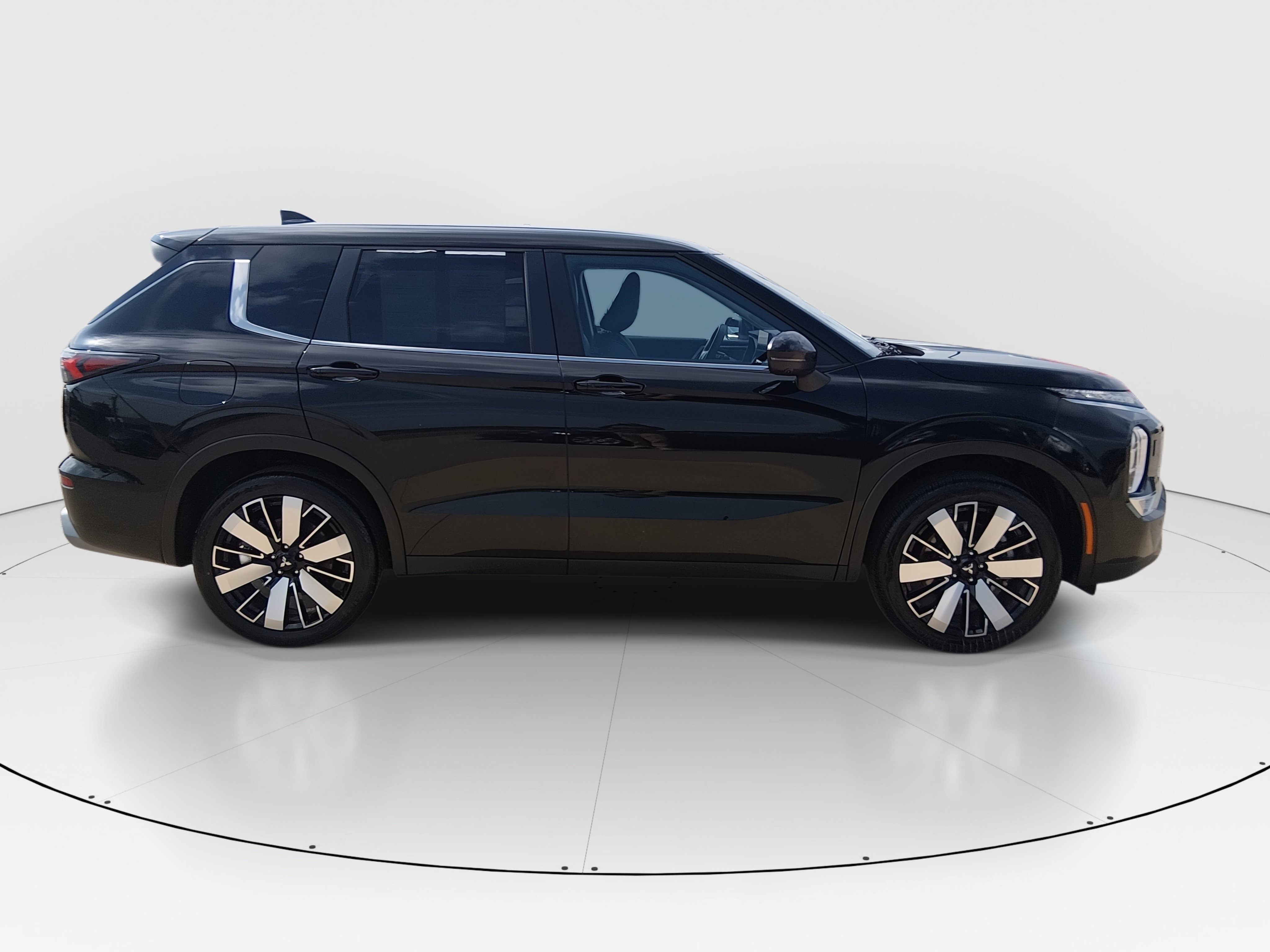2025 Mitsubishi Outlander SE - Photo 8