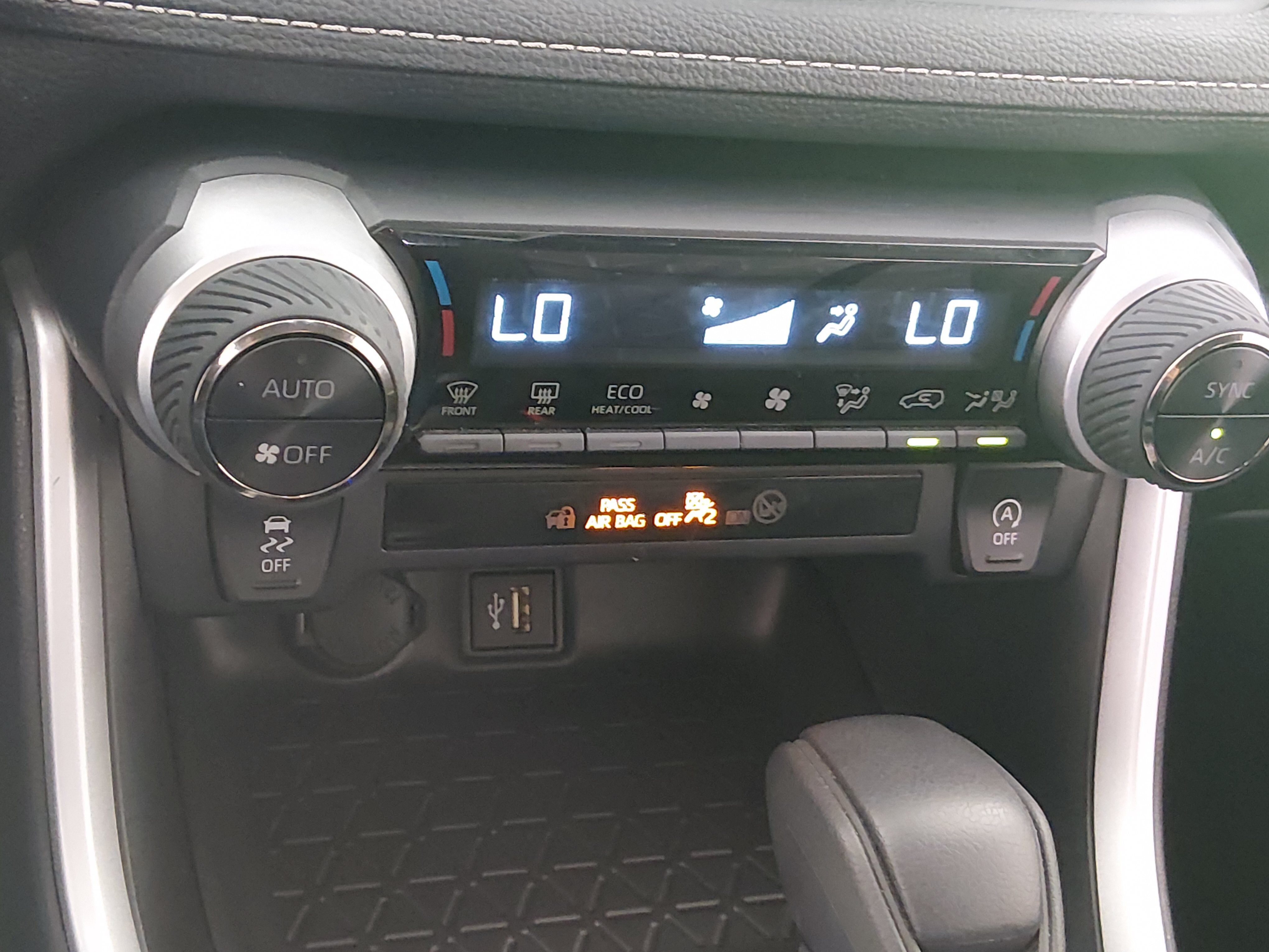 2025 Toyota RAV4 XLE - Photo 18