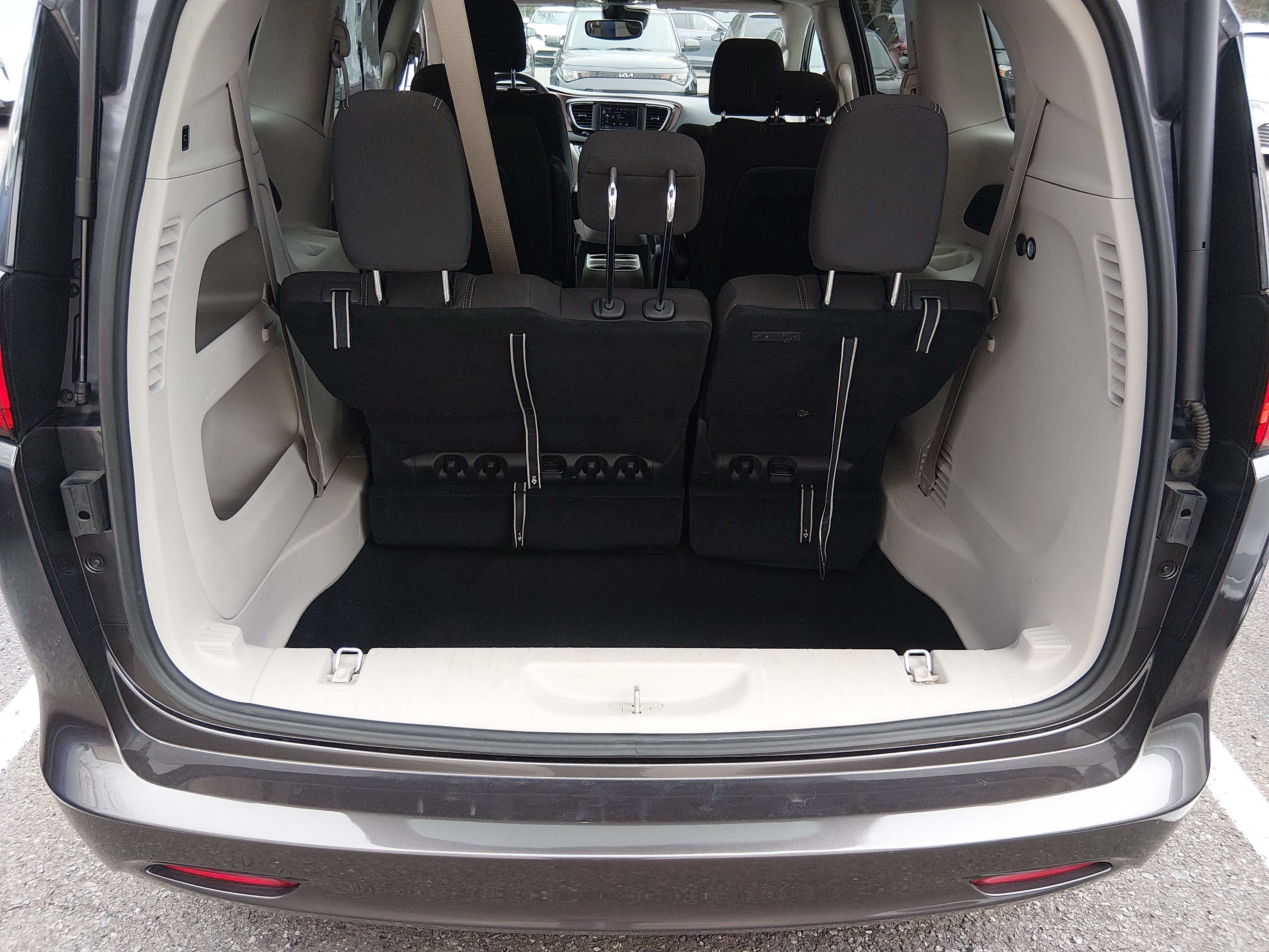2023 Chrysler Voyager LX - Photo 11